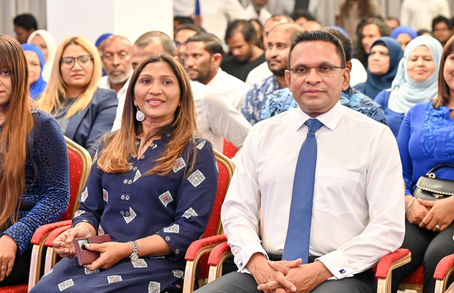 މި އަހަރުގެ ރިޔާސީ އިންތިހާބުގައި އެމްއެންޕީގެ ޓިކެޓްގައި ވާދަކުރައްވާ ކުރީގެ ޑިފެންސް މިނިސްޓަރު މުހައްމަދު ނާޒިމްގެ ކެމްޕެއިން މެނިފެސްޓޯ "އުޖާލާ ޒަމާން" އިފްތިތާހު ކުރުމަށް ބޭއްވި ހަފުލާގައި ނާޒިމްގެ ދެކަނބަލުން ބައިވެރިވަނީ .-- ފޮޓޯ: ނިޝާން އަލީ/ މިހާރު
