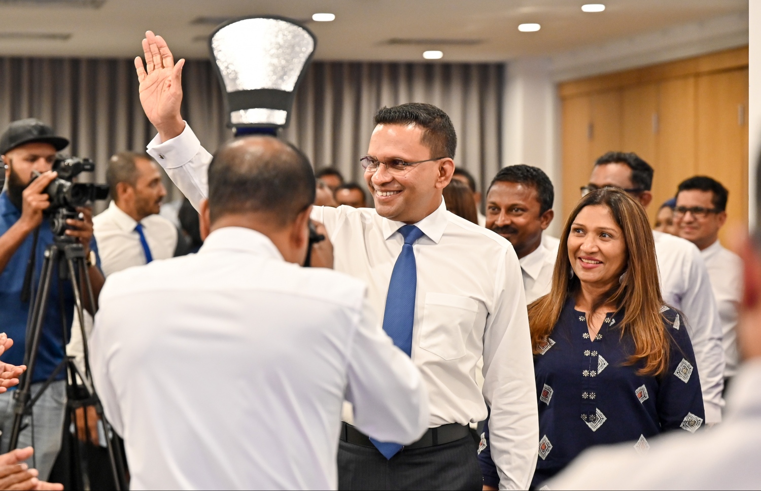 ކެމްޕެއިން މެނިފެސްޓޯ "އުޖާލާ ޒަމާން" އިފްތިތާހު ކުރުމަށް ބޭއްވި ހަފުލާއަށް ނާޒިމްގެ ދެކަނބަލުން ވަޑައިގަންނަވަނީ .-- ފޮޓޯ: ނިޝާން އަލީ/ މިހާރު