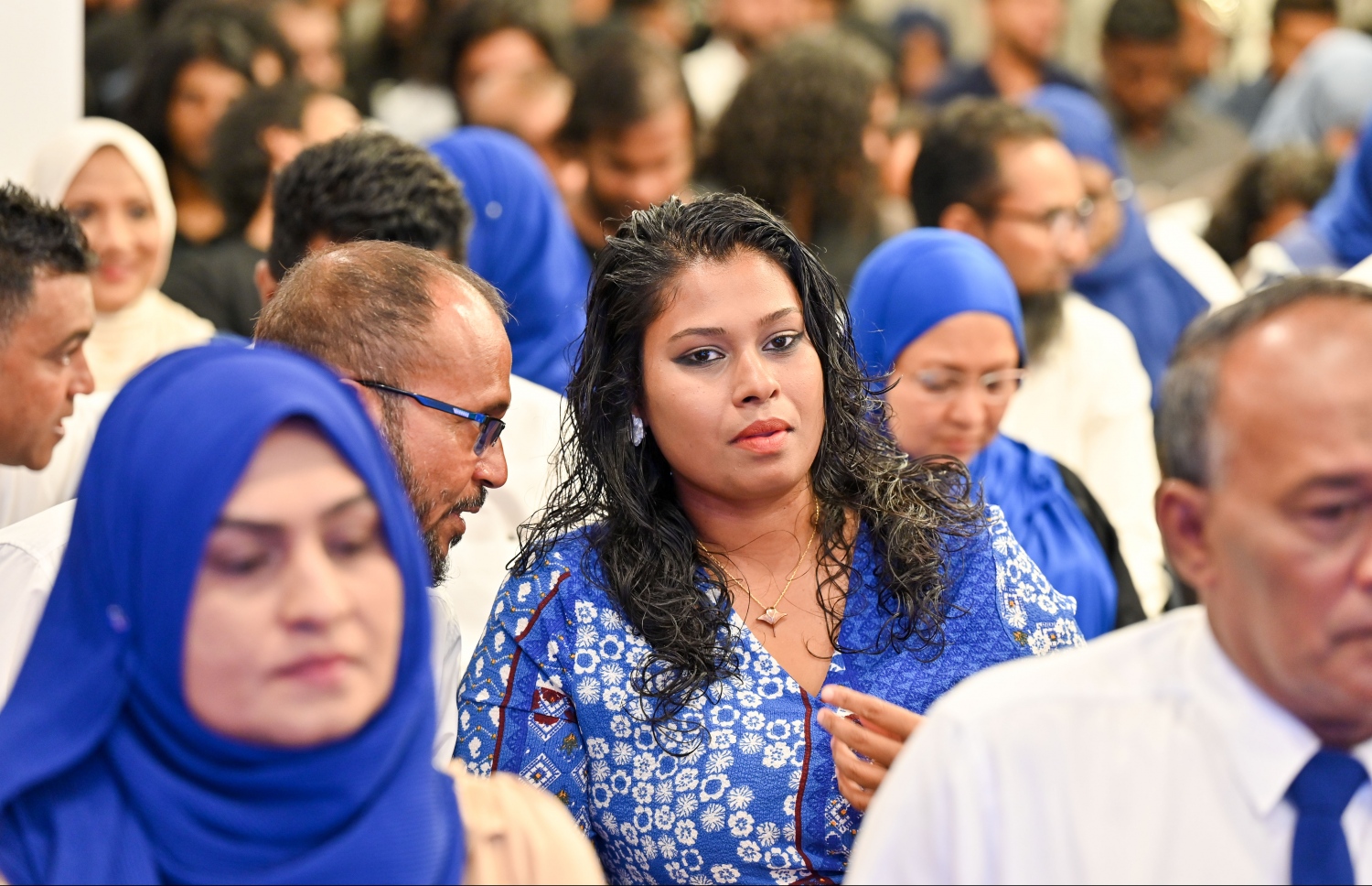 މި އަހަރުގެ ރިޔާސީ އިންތިހާބުގައި އެމްއެންޕީގެ ޓިކެޓްގައި ވާދަކުރައްވާ ކުރީގެ ޑިފެންސް މިނިސްޓަރު މުހައްމަދު ނާޒިމްގެ ކެމްޕެއިން މެނިފެސްޓޯ "އުޖާލާ ޒަމާން" އިފްތިތާހު ކުރުމަށް ބޭއްވި ހަފުލާ.-- ފޮޓޯ: ނިޝާން އަލީ/ މިހާރު