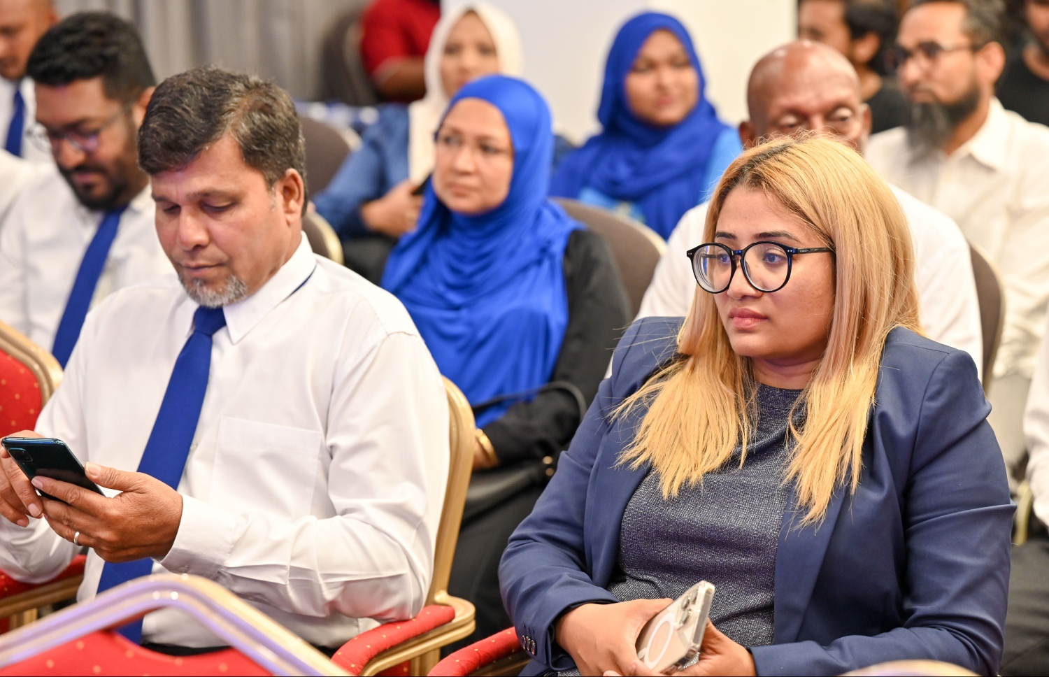 މި އަހަރުގެ ރިޔާސީ އިންތިހާބުގައި އެމްއެންޕީގެ ޓިކެޓްގައި ވާދަކުރައްވާ ކުރީގެ ޑިފެންސް މިނިސްޓަރު މުހައްމަދު ނާޒިމްގެ ކެމްޕެއިން މެނިފެސްޓޯ "އުޖާލާ ޒަމާން" އިފްތިތާހު ކުރުމަށް ބޭއްވި ހަފުލާ.-- ފޮޓޯ: ނިޝާން އަލީ/ މިހާރު