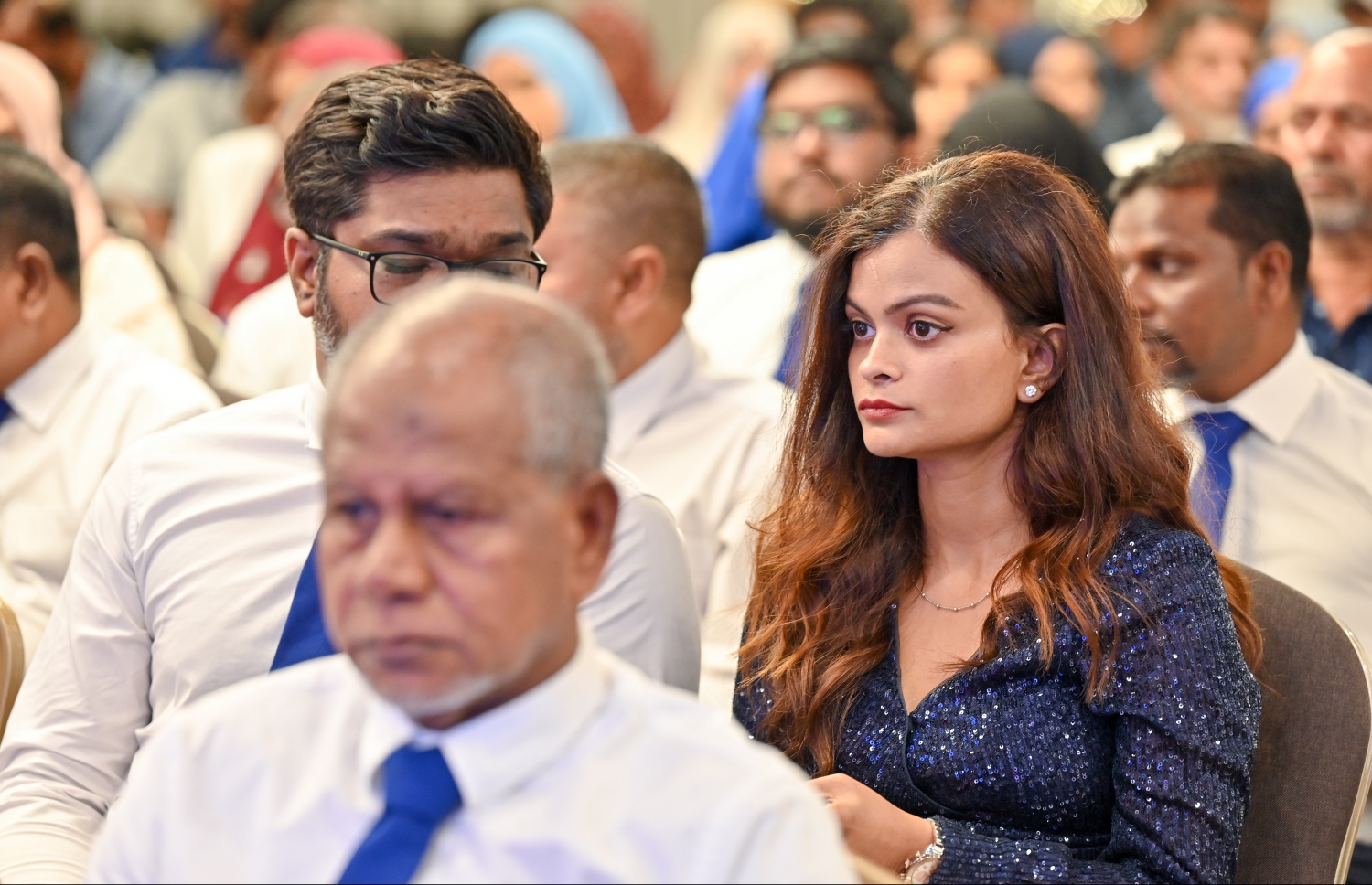 މި އަހަރުގެ ރިޔާސީ އިންތިހާބުގައި އެމްއެންޕީގެ ޓިކެޓްގައި ވާދަކުރައްވާ ކުރީގެ ޑިފެންސް މިނިސްޓަރު މުހައްމަދު ނާޒިމްގެ ކެމްޕެއިން މެނިފެސްޓޯ "އުޖާލާ ޒަމާން" އިފްތިތާހު ކުރުމަށް ބޭއްވި ހަފުލާ.-- ފޮޓޯ: ނިޝާން އަލީ/ މިހާރު