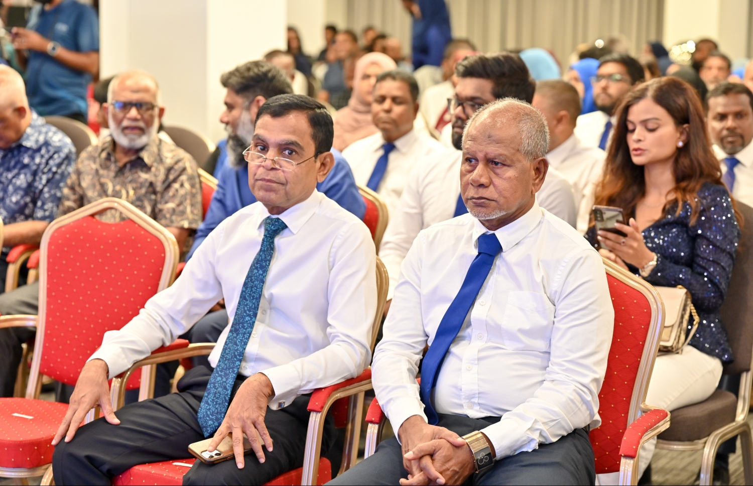 މި އަހަރުގެ ރިޔާސީ އިންތިހާބުގައި އެމްއެންޕީގެ ޓިކެޓްގައި ވާދަކުރައްވާ ކުރީގެ ޑިފެންސް މިނިސްޓަރު މުހައްމަދު ނާޒިމްގެ ކެމްޕެއިން މެނިފެސްޓޯ "އުޖާލާ ޒަމާން" އިފްތިތާހު ކުރުމަށް ބޭއްވި ހަފުލާ.-- ފޮޓޯ: ނިޝާން އަލީ/ މިހާރު