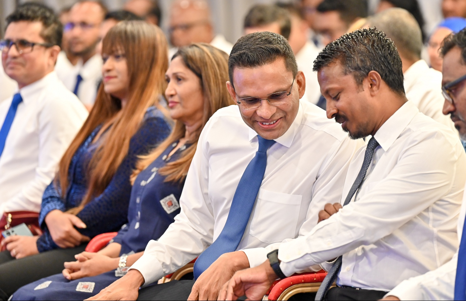 މި އަހަރުގެ ރިޔާސީ އިންތިހާބުގައި އެމްއެންޕީގެ ޓިކެޓްގައި ވާދަކުރައްވާ ކުރީގެ ޑިފެންސް މިނިސްޓަރު މުހައްމަދު ނާޒިމްގެ ކެމްޕެއިން މެނިފެސްޓޯ "އުޖާލާ ޒަމާން" އިފްތިތާހު ކުރުމަށް ބޭއްވި ހަފުލާގައި ނާޒިމް އާއި އެޕާޓީގެ ނާއިބު ރައީސް އަދި މަޖިލިސް މެމްބަރުކަންވެސް ކުރައްވާ އަހުމަދު އުޝާމް މަޝްވަރާކުރައްވަނީ  .-- ފޮޓޯ: ނިޝާން އަލީ/ މިހާރު