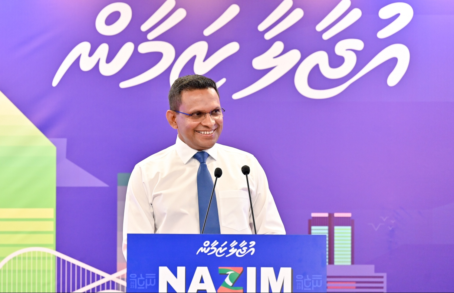 މި އަހަރުގެ ރިޔާސީ އިންތިހާބުގައި އެމްއެންޕީގެ ޓިކެޓްގައި ވާދަކުރައްވާ ކުރީގެ ޑިފެންސް މިނިސްޓަރު މުހައްމަދު ނާޒިމްގެ ކެމްޕެއިން މެނިފެސްޓޯ "އުޖާލާ ޒަމާން" އިފްތިތާހު ކުރުމަށް ބޭއްވި ހަފުލާގައި އެޕާޓީގެ ރައީސް ނާޒިމް ވާހަކަ ދައްކަވަނީ .-- ފޮޓޯ: ނިޝާން އަލީ/ މިހާރު