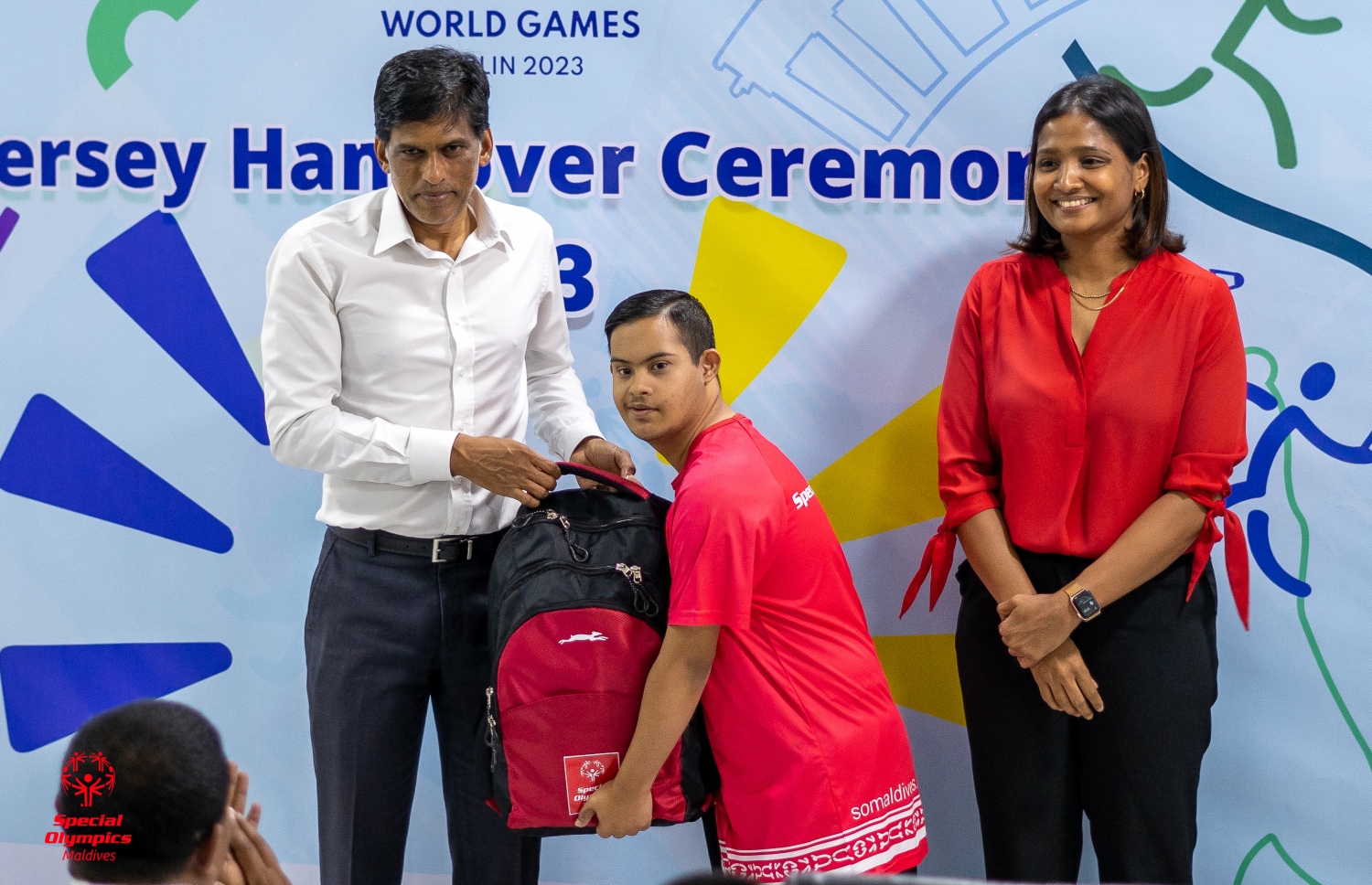 ދިރާގުން ހަދިޔާކުރި ޓްރެވަލް ކިޓް ހަވާލުކޮށްދެއްވަނީ. -- ފޮޓޯ: ދިރާގު