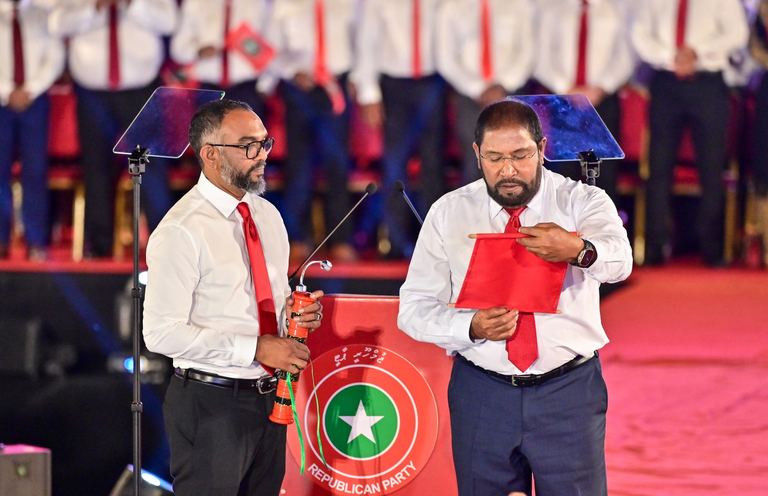 ރިޔާސީ އިންތިހާބުގައި ޖޭޕީގެ ފަރާތުން ވާދަކުރައްވާ ގާސިމަށް، އެ ޕާޓީގެ އެސްޖީ އާރިފް (ވ) ޓިކެޓު ހަވާލުކުރައްވަނީ.-- ފޮޓޯ: ފަޔާޒު މޫސާ/ މިހާރު