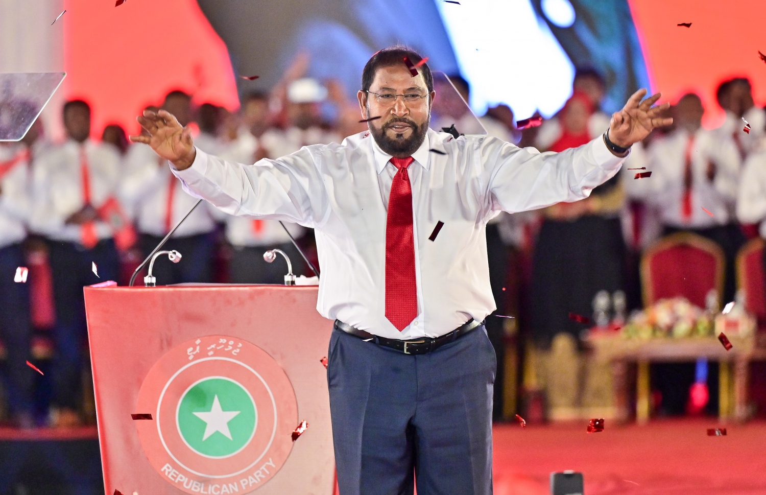 ޖޭޕީގެ ރިޔާސީ ޓިކެޓު، އެ ޕާޓީގެ ލީޑަރު ގާސިމް އިބްރާހިމަށް ހަވާލުކުރުމަށް ބޭއްވި ރަސްމިއްޔާތުގައި ބައިވެރިވެވަޑައިގަންނަވަނީ.-- ފޮޓޯ: ފަޔާޒު މޫސާ/ މިހާރު