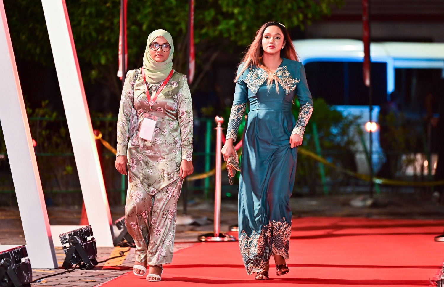 ޖޫމްހޫރީ ޕާޓީގެ ރިޔާސީ ޓިކެޓް އެ ޕާޓީގެ ލީޑަރު ގާސިމާ ހަވާލުކުރުމަށް ބޭއްވި ޖަލްސާ އަށް އެ ޕާޓީގެ މެމްބަރުން ކާނިވާ ސަރަހައްދަށް ވަންނަނީ -- ފޮޓޯ: ފަޔާޒު މޫސާ | މިހާރު