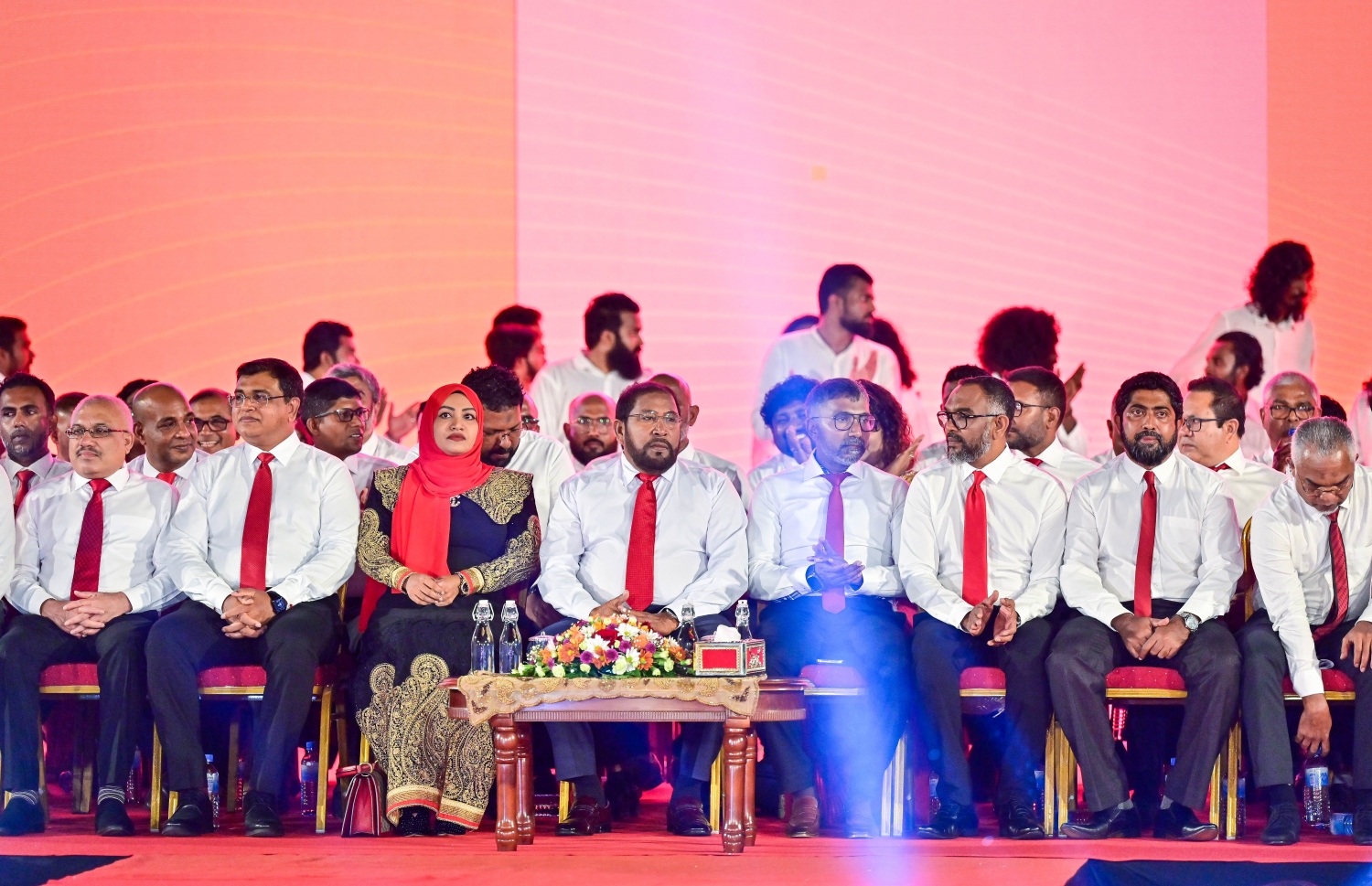 ޖުމްހޫރީ ޕާޓީގެ ލީޑަރު ގާސިމަށް ރިޔާސީ ޓިކެޓް ހަވާލުކުރުމަށް ބޭއްވި ޖަލްސާގައި އެ ޕާޓީގެ ލީޑަޝިޕްގެ ބައެއް ބޭފުޅުން ބައިވެރިވެވަޑައިގަންނަވަނީ.--- ފޮޓޯ: ފަޔާޒު މޫސާ | މިހާރު