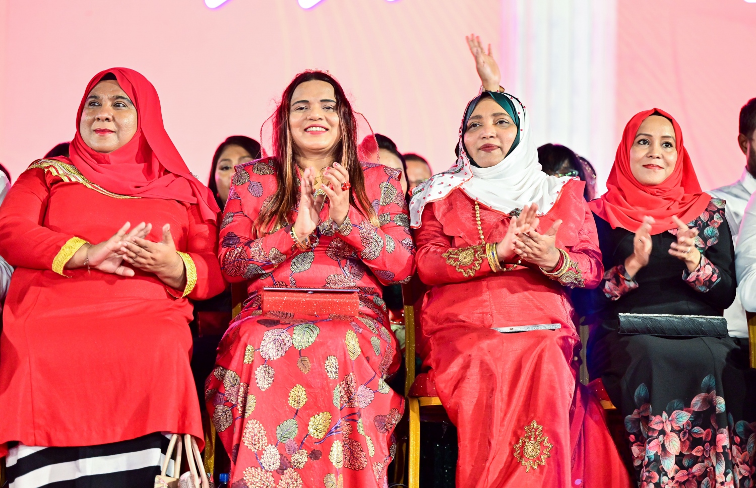 ޖުމްހޫރީ ޕާޓީގެ ރިޔާސީ ޓިކެޓް ގާސިމާ ހަވާލުކުރުމަށް ބޭއްވި ޖަލްސާގައި، ކުރީގެ ބައެއް ސަރުކާރުތަކުގައި އިސް މަގާމުތައް ފުރުއްވި ބައެއް އަންހެން ބޭފުޅުން ބައިވެރިވަޑައިގަންނަވަނީ.--- ފޮޓޯ: ފަޔާޒު މޫސާ | މިހާރު