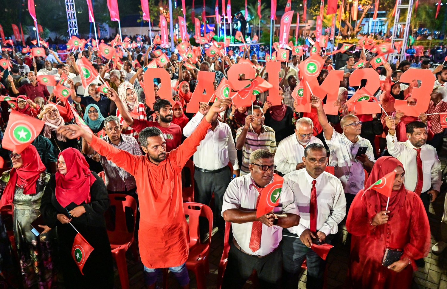 އަންނަ ސެޕްޓެމްބަރު މަހު ބާއްވާ ރިޔާސީ އިންތިހާބުގައި ވާދަކުރައްވާ ޖުމްހޫރީ ޕާޓީގެ ލީޑަރު ގާސިމަށް އެ ޕާޓީގެ ރިޔާސީ ޓިކެޓު ހަވާލުކުރުމަށް ބޭއްވި ޖަލްސާގައި އެ ޕާޓީގެ މެމްބަރުން ބައިވެރިވަނީ -- ފޮޓޯ: ފަޔާޒު މޫސާ | މިހާރު