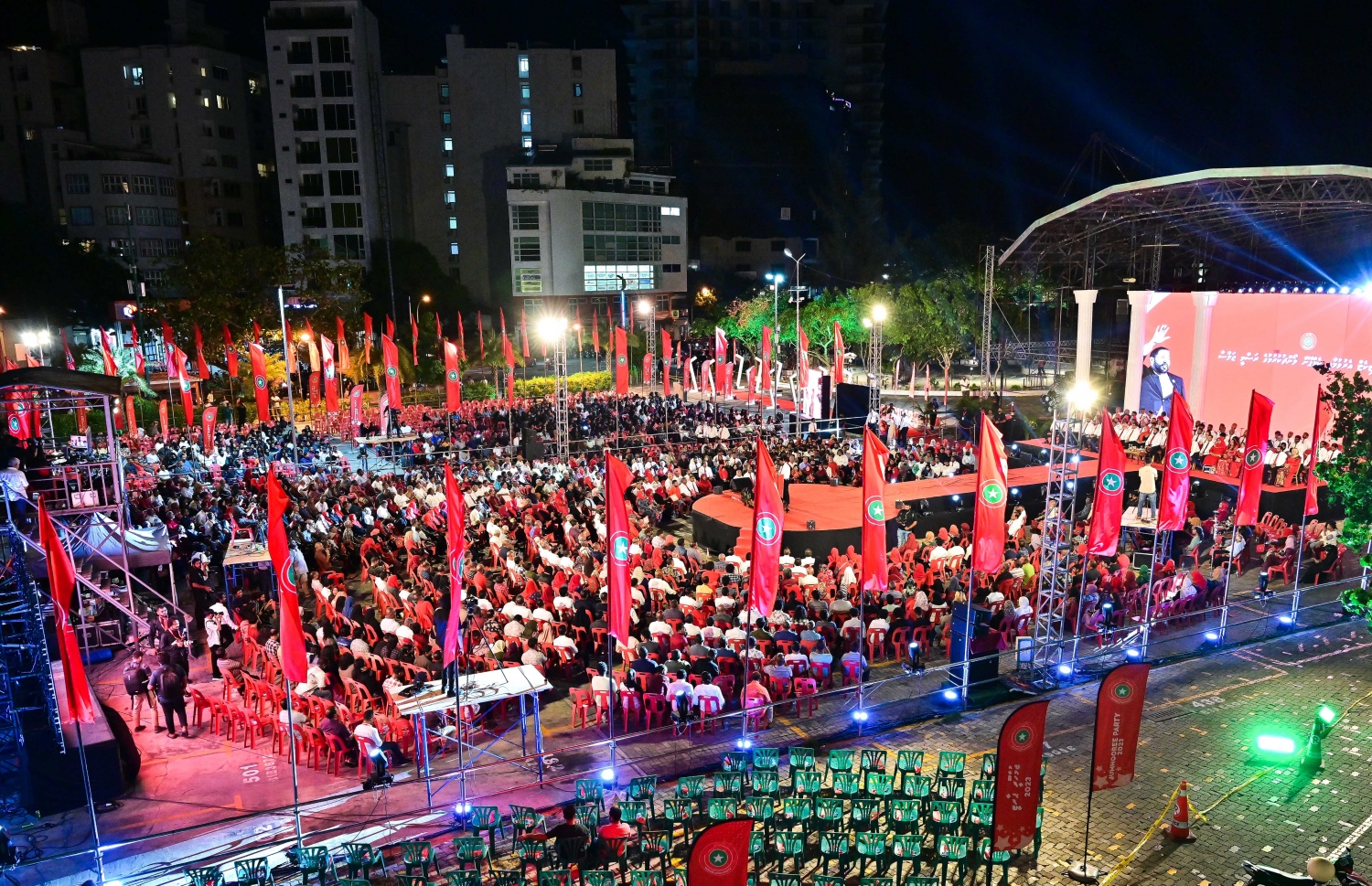 އަންނަ ސެޕްޓެމްބަރު މަހު ބާއްވާ ރިޔާސީ އިންތިހާބުގައި ވާދަކުރައްވާ ޖުމްހޫރީ ޕާޓީގެ ލީޑަރު ގާސިމަށް އެ ޕާޓީގެ ރިޔާސީ ޓިކެޓު ހަވާލުކުރުމަށް ބޭއްވި ޖަލްސާގައި ބައިވެރިވި ބައެއް މެމްބަރުން.--- ފޮޓޯ: ފަޔާޒު މޫސާ | މިހާރު