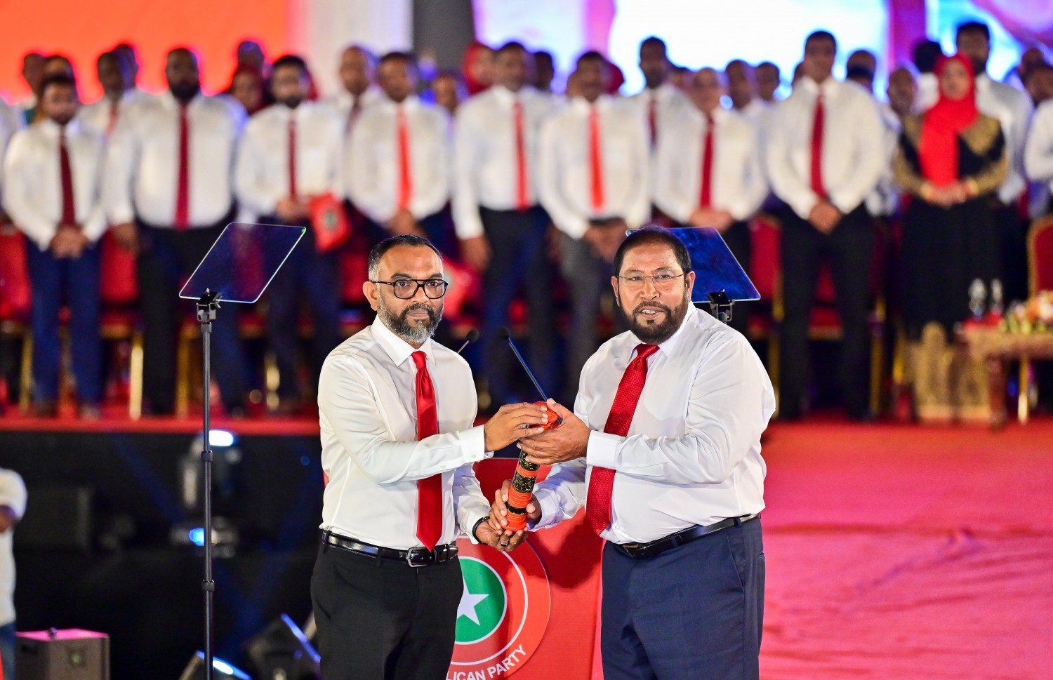 އަންނަ ސެޕްޓެމްބަރު މަހު ބާއްވާ ރިޔާސީ އިންތިހާބުގައި ވާދަކުރައްވާ ޖުމްހޫރީ ޕާޓީގެ ލީޑަރު ގާސިމް އިބްރާހީމާ، އެ ޕާޓީގެ ސެކްރެޓަރީ ޖެނެރަލް އަލީ އާރިފް ރިޔާސީ ޓިކެޓް ހަވާލު ކުރައްވަނީ.--- ފޮޓޯ: ފަޔާޒު މޫސާ | މިހާރު