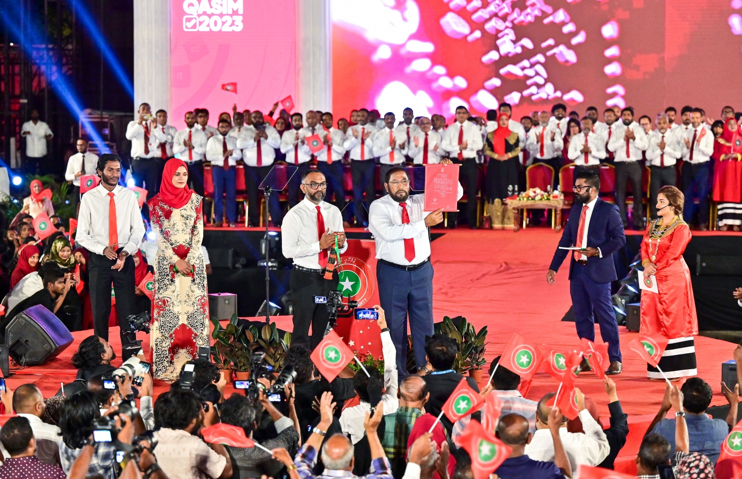 އަންނަ ސެޕްޓެމްބަރު މަހު ބާއްވާ ރިޔާސީ އިންތިހާބުގައި ވާދަކުރައްވާ ޖުމްހޫރީ ޕާޓީގެ ލީޑަރު ގާސިމް އިބްރާހިމަށް ޕާޓީން ހަވާލުކުރި ރިޔާސީ ޓިކެޓް އާންމު މެމްބަރުންނަށް އޭނާ ދައްކާލަައްވަނީ -- ފޮޓޯ: ފަޔާޒު މޫސާ | މިހާރު