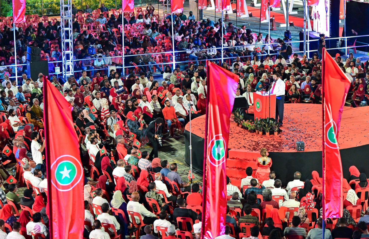 ޖުމްހޫރީ ޕާޓީގެ ރިޔާސީ ޓިކެޓް އެ ޕާޓީގެ ލީޑަރު ގާސިމް އިބްރާހިމާ ހަވާލުކުރުމަށް ބޭއްވި ޖަލްސާގައި އޭނާ ވާހަކަ ދައްކަވަނީ: މާޒީގައި ވެސް އަދި މިހާރު ވެސް ކަންތައް ކުރާ ގޮތުން ދިވެހިން ނިކަމެތިކަން ތަހައްމަލުކުރާ ކަމަށާއި އިންތިހާބުގައި ވާދަކުރައްވަން ނިންމެވީ އެ ނިކަމެތިކަމުން ސަލާމަތް ކޮށްދިނުމުގެ އަޒުމުގައި ކަމަށް ގާސިމް ވިދާޅުވި.--- ފޮޓޯ: ފަޔާޒު މޫސާ | މިހާރު