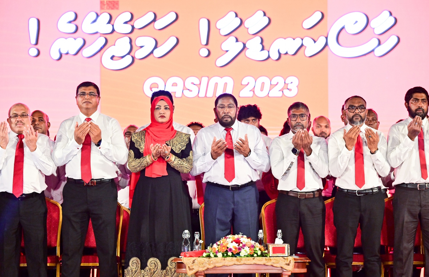 ޖުމްހޫރީ ޕާޓީގެ ލީޑަރު ގާސިމް އިބްރާހިމަށް އެ ޕާޓީގެ މި އަހަރުގެ ރިޔާސީ ޓިކެޓް ހަވާލުކުރުމަށް ބޭއްވި ޖަލްސާގައި ކުރި ހާއްސަ ދުއާގައި ގާސިމާއި އެ ޕާޓީގެ ލީޑަޝިޕްގެ އެހެން ބައެއް ބޭފުޅުން ބައިވެރިވަޑައިގަންނަވަނީ.--- ފޮޓޯ: ފަޔާޒު މޫސާ | މިހާރު