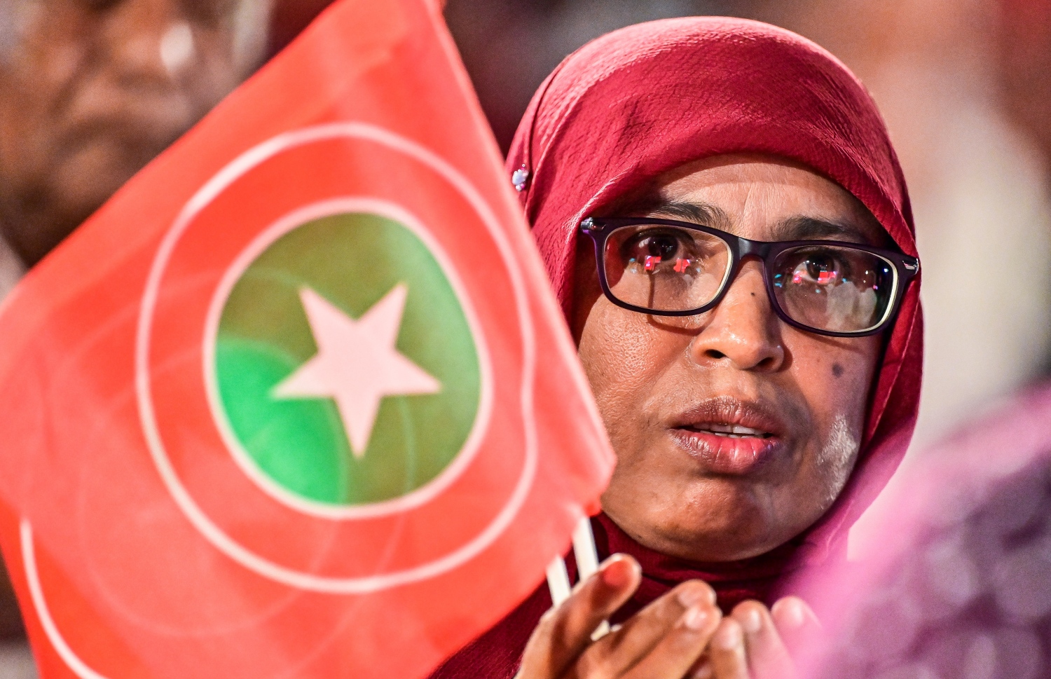 ޖުމްހޫރީ ޕާޓީގެ ރިޔާސީ ޓިކެޓް އެ ޕާޓީގެ ލީޑަރު ގާސިމް އިބްރާހިމާ ހަވާލުކުރުމަށް ބޭއްވި ޖަލްސާގައި އެ ޕާޓީގެ އަންހެން މެމްބަރަކު ބައިވެރިވަނީ.--- ފޮޓޯ: ފަޔާޒު މޫސާ | މިހާރު