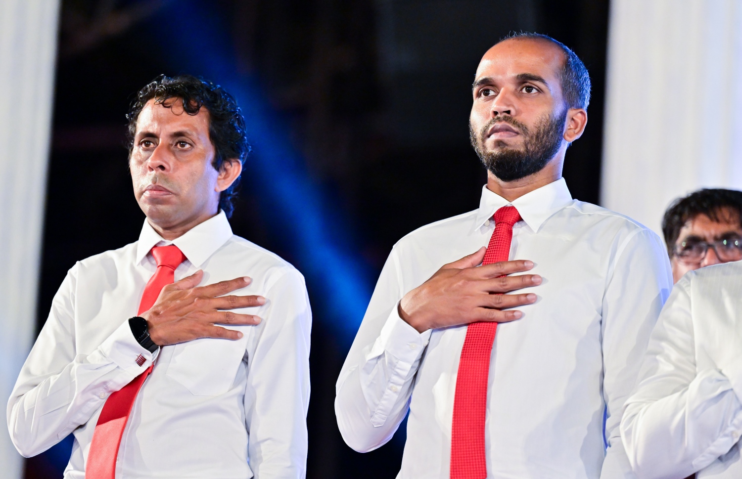 އަންނަ ސެޕްޓެމްބަރު މަހު ބާއްވާ ރިޔާސީ އިންތިހާބުގައި ވާދަކުރައްވާ ޖުމްހޫރީ ޕާޓީގެ ލީޑަރު ގާސިމް އިބްރާހިމަށް އެ ޕާޓިގެ ރިޔާސީ ޓިކެޓު ހަވާލު ކުރުމަށް ބޭއްވި ޖަލްސާ ނިންމާލުމުގެ ގޮތުން، ޖަލްސާގައި ބައިވެރިވި ކްރިމިނަލް ކޯޓުގެ ކުރީގެ ގާޒީ އަހުމަދު ހައިލަމް (ކ) އާއި ޖޭޕީގެ ސްޕޯކްސްޕާސަން އަލީ ސޯލިހު ގައުމީ ސަލާމުގައި ބައިވެރިވެވަޑައިގަންނަވަނީ.--- ފޮޓޯ: ފަޔާޒު މޫސާ | މިހާރު