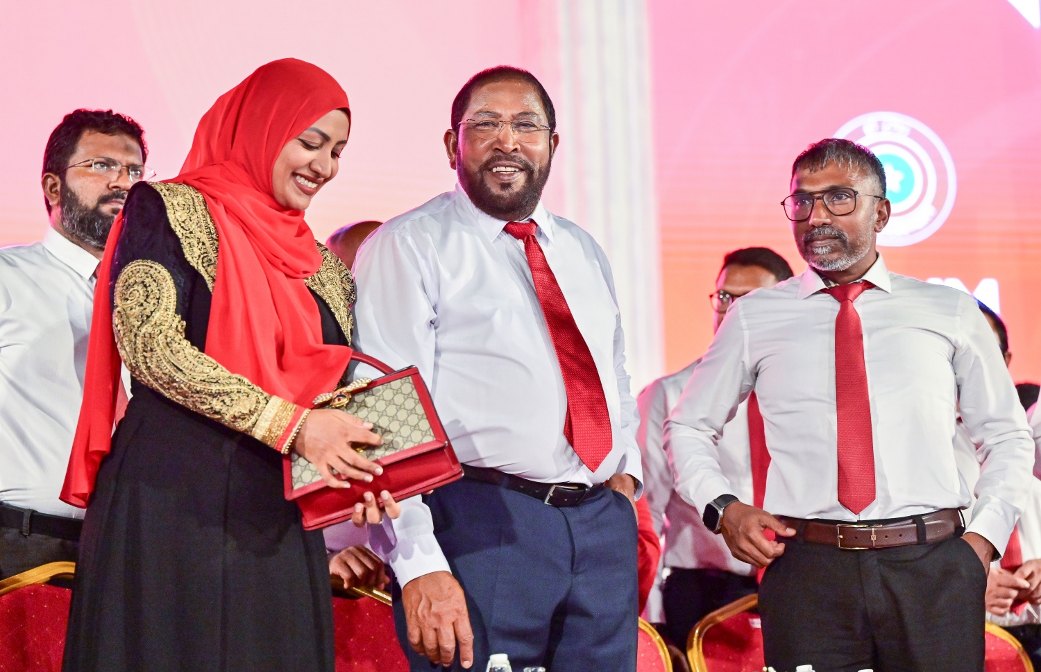 ޖޭޕީގެ ރިޔާސީ ޓިކެޓް ގާސިމާ ހަވާލުކުރުމަށް ކާނިވާ ސަރަހައްދުގައި ބޭއްވި ޖަލްސާ ނިންމާލުމަށް ފަހު، ގާސިމް ސްޕެޝަލް އެންވޯއި އިލްހާމް އަހުމަދާއި ގާސިމްގެ އަނބިކަނބަލުން އާއިޝަތު ނަހުލާ ސްޓޭޖްމަތީގައި.--- ފޮޓޯ: ފަޔާޒު މޫސާ | މިހާރު