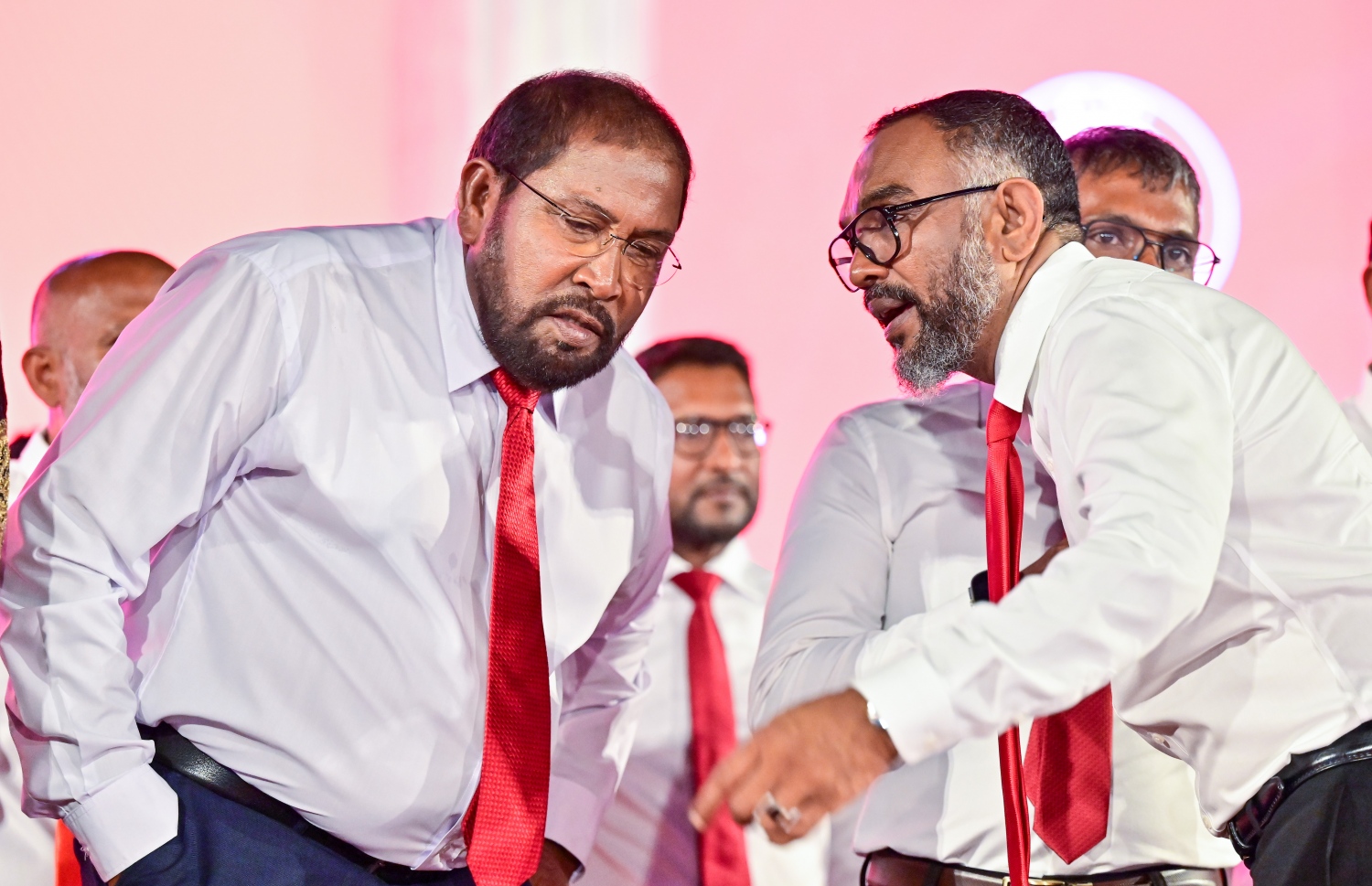 ޖޭޕީގެ ރިޔާސީ ޓިކެޓް ގާސިމާ ހަވާލުކުރުމަށް ކާނިވާ ސަރަހައްދުގައި ބޭއްވި ޖަލްސާ ނިންމާލުމަށް ފަހު އެ ޕާޓީގެ ސެކްރެޓަރީ ޖެނެރަލް އަލި އާރިފް ގާސިމާ ވާހަކަ ދައްކަވަނީ.--- ފޮޓޯ: ފަޔާޒު މޫސާ | މިހާރު