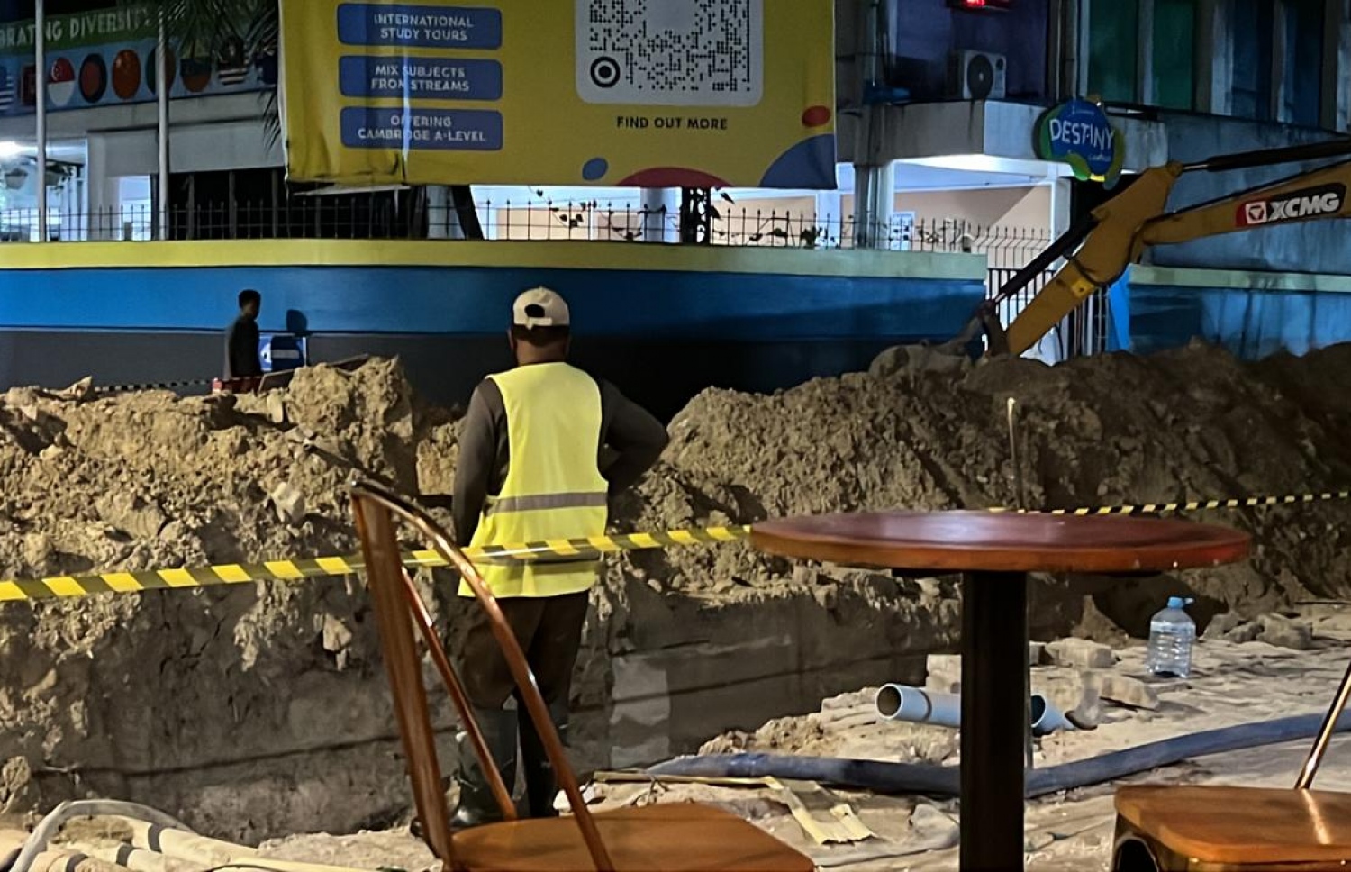 ތާރު އެޅުމުގެ މަސައްކަތް ފަށަން ބިލަންބޮންގް ސްކޫލްގެ ކުރިމަތިން އަމީނީ މަގު ބަންދުކޮށް، މަސައްކަތް ކުރަނީ.