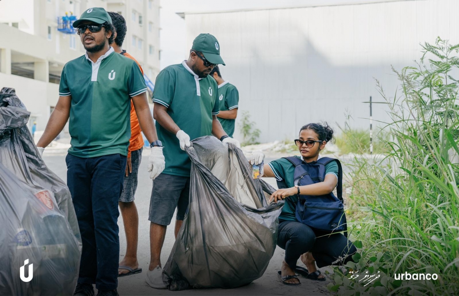 ހުޅުމާލެ ސާފުކުރުމުގެ ހަރަކާތުގައި އެ ކުންފުނީގެ މުވައްޒަފުން ބައިވެރިވަނީ.-- ފޮޓޯ: އާބަންކޯ