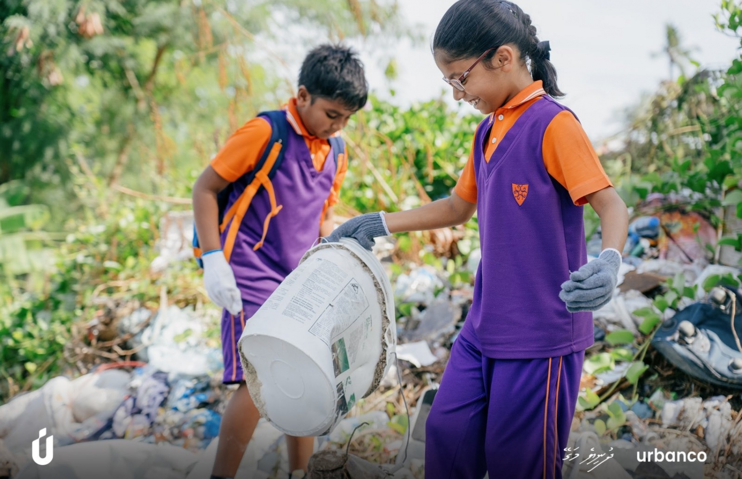 ހުޅުމާލެ ސާފުކުރުމުގެ ހަރަކާތުގައި ސްކޫލް ކުދިންތަކެއް ބައިވެރިވަނީ.-- ފޮޓޯ: އާބަންކޯ