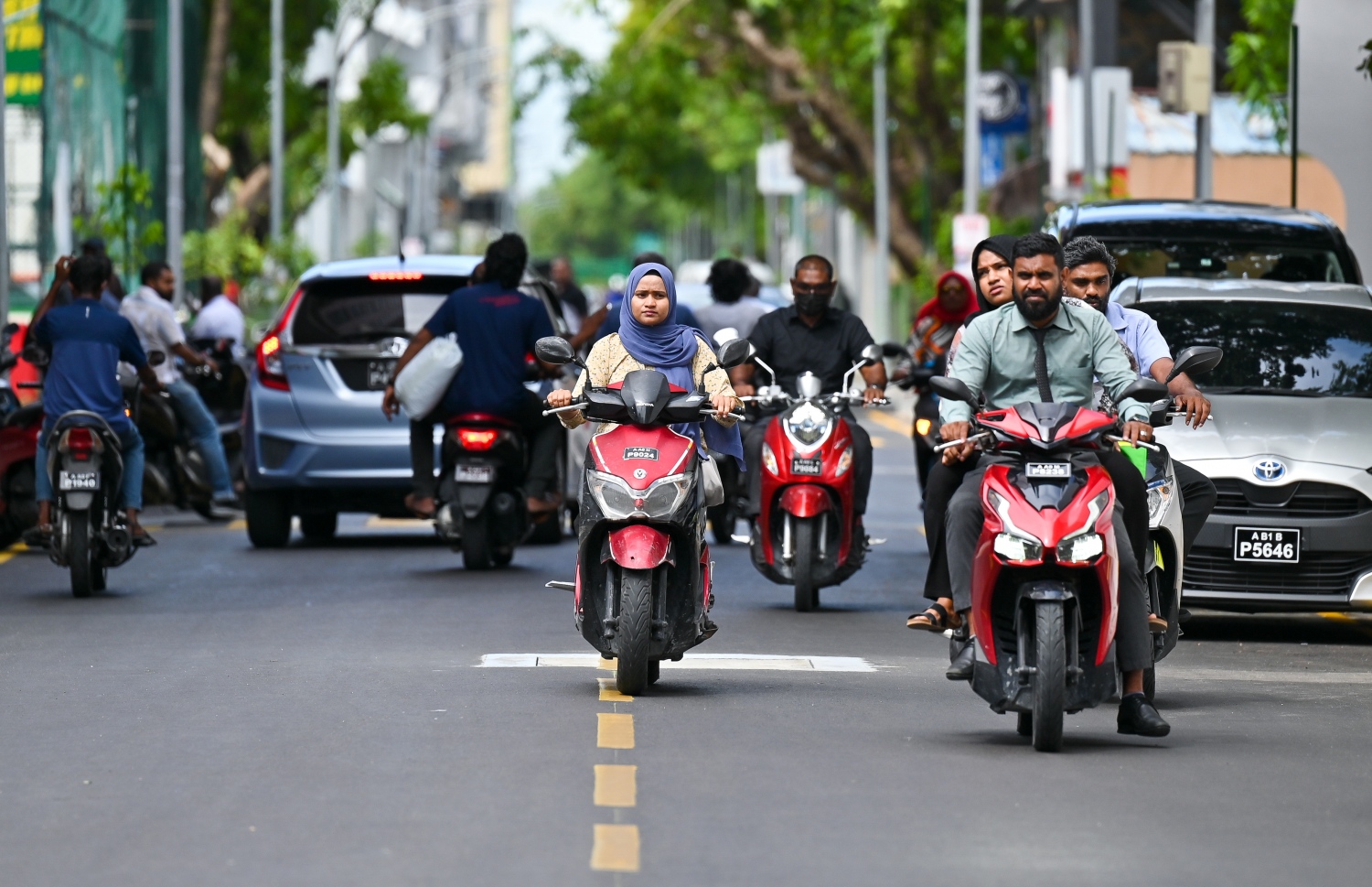 އަމީނީމަގުގައި ތާރުއަޅާފައި އޮތް ސަރަހައްދުގައި ވެހިކަލް ދުއްވަނީ.-- ފޮޓޯ: ފަޔާޒް މޫސާ | މިހާރި