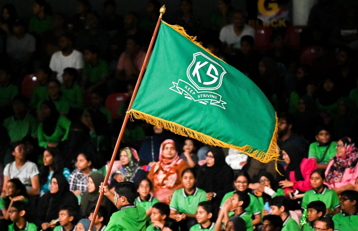 ކަލާފާން ސްކޫލް ދަރިވަރަކު ރޭ މެޗު ކުރިއަށް ދިޔަވަގުތު އެ ސްކޫލްގެ ދިދަ ހިފައިގެން ދަނޑުގައި އެ ޓީމަށް ސަޕޯޓްކުރަނީ -- ފޮޓޯ: ފަޔާޒު މޫސާ | މިހާރު