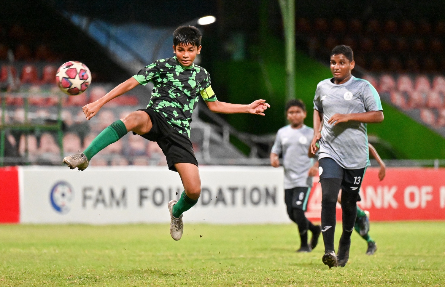 އެފްއޭއެމް 13 އަހަރުން ދަށުގެ އިންޓަ ސްކޫލް ފުޓްބޯޅަ މުބާރާތުގެ ފައިނަލް މެޗުގައި ކަލާފާން ސްކޫލްގެ ކެޕްޓަން އިލްހާމް ބޯޅަ ފޮނުވާލަނީ -- ފޮޓޯ: ފަޔާޒު މޫސާ | މިހާރު