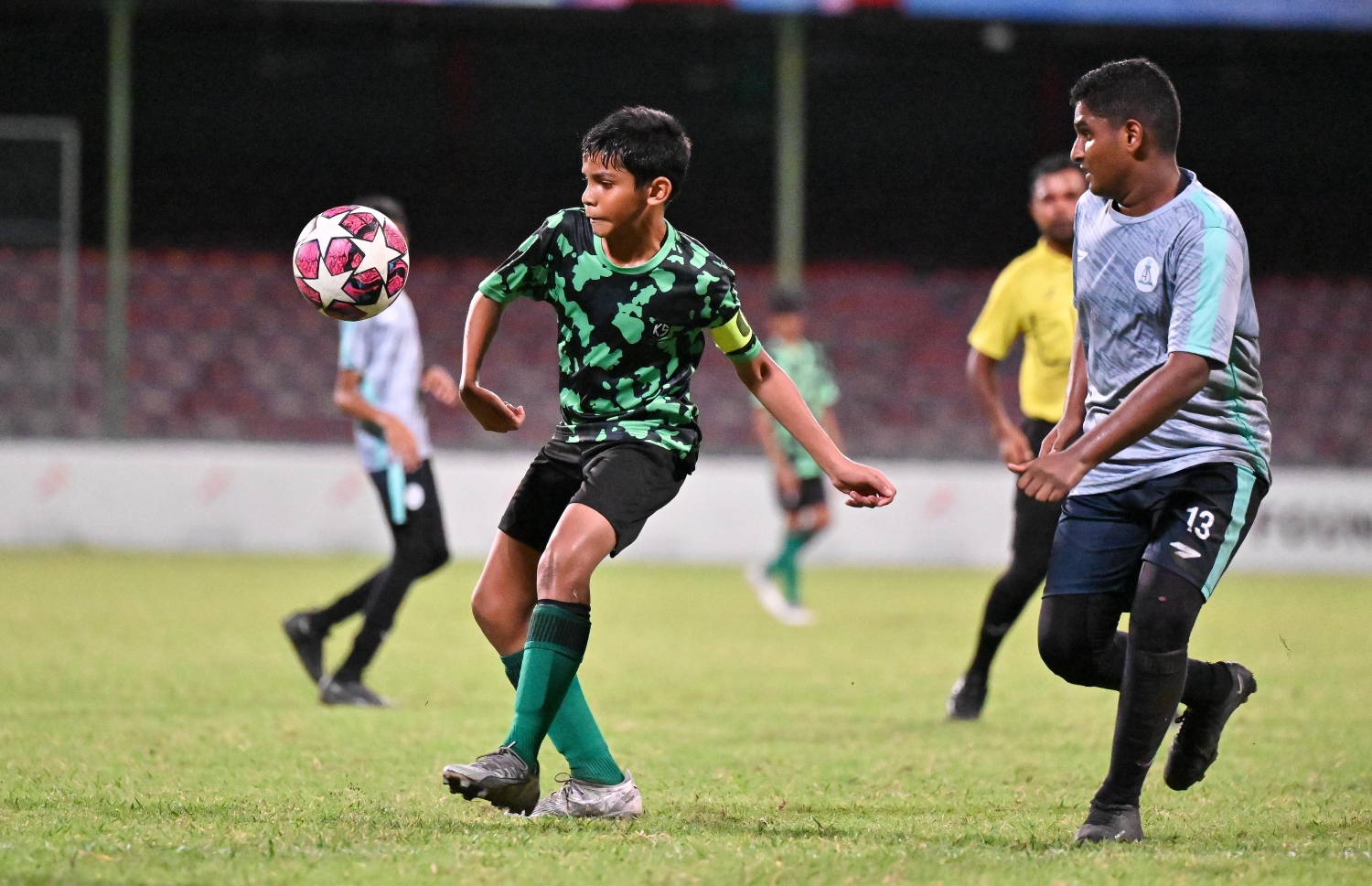 އެފްއޭއެމް 13 އަހަރުން ދަށުގެ އިންޓަ ސްކޫލް ފުޓްބޯޅަ މުބާރާތުގެ ފައިނަލް މެޗުގައި ކަލާފާން ސްކޫލްގެ ކެޕްޓަން އިލްހާމް ބޯޅަ ފޮނުވާލަނީ -- ފޮޓޯ: ފަޔާޒު މޫސާ | މިހާރު