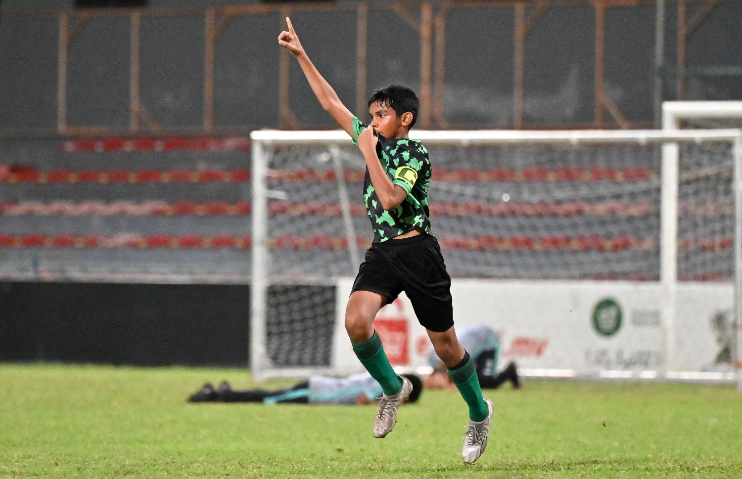 ކަލާފަން ސްކޫލްގެ އިލްހާމް ގޯލް ޖެހުމަށްފަހު އުފާފާޅުކުރަނީ: މުބާރާތުގެ އެންމެ ގިނަ ގޯލު ޖެހި ކުޅުންތެރިޔާގެ މަގާމާއި އެންމެ މޮޅު ކުޅުންތެރިއަކަށް ހޮވިފައިވަނީވެސް އިލްހާމް -- ފޮޓޯ: ފަޔާޒު މޫސާ | މިހާރު