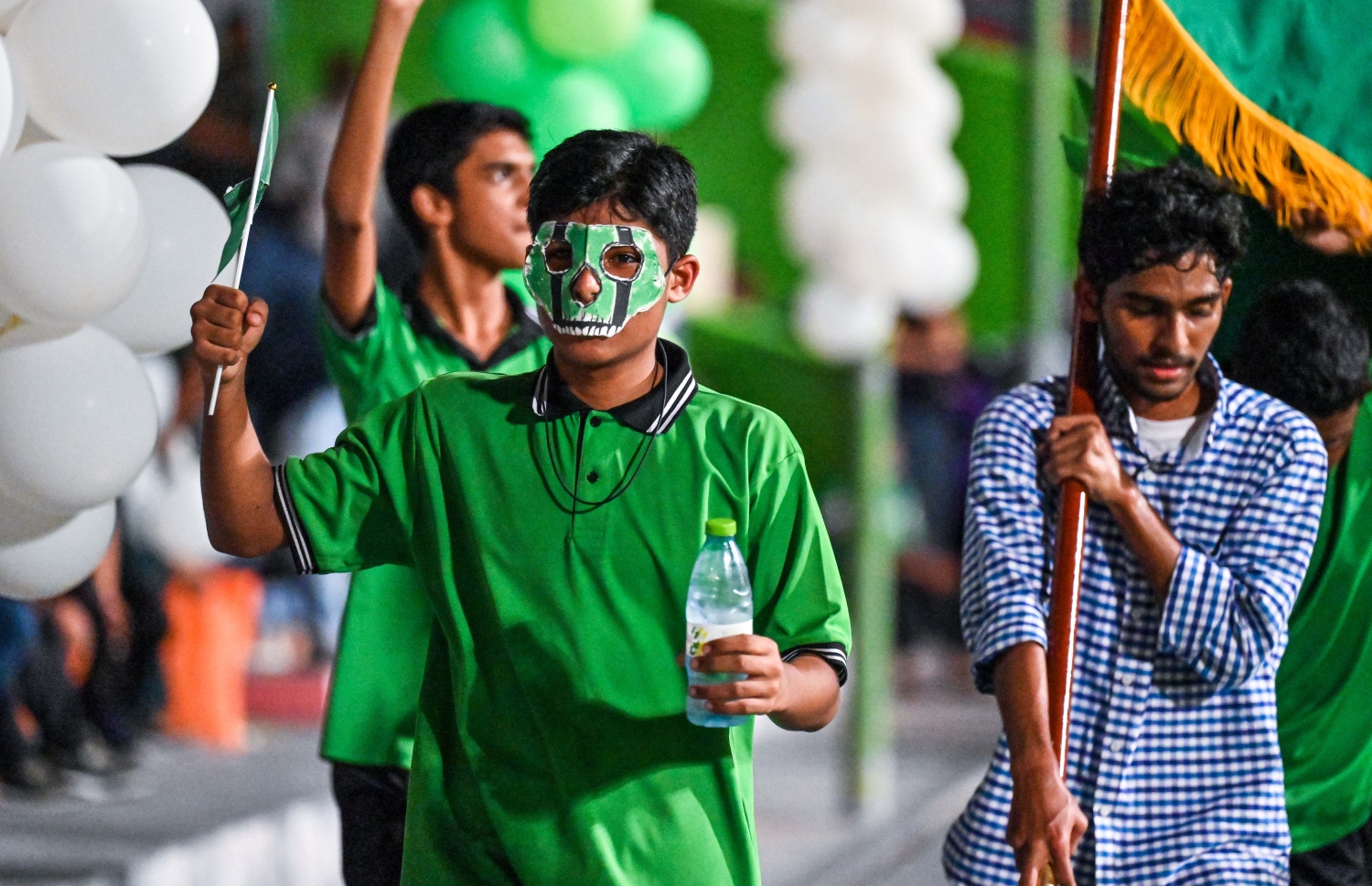 ކަލާފާން ސްކޫލްގެ ދަރިވަރުން ރޭގެ މެޗުގައި އެ ސްކޫލް ފުޓްބޯޅަ ޓީމަށް ސްޕޯޓްކުރަނީ -- ފޮޓޯ: ފަޔާޒު މޫސާ | މިހާރު