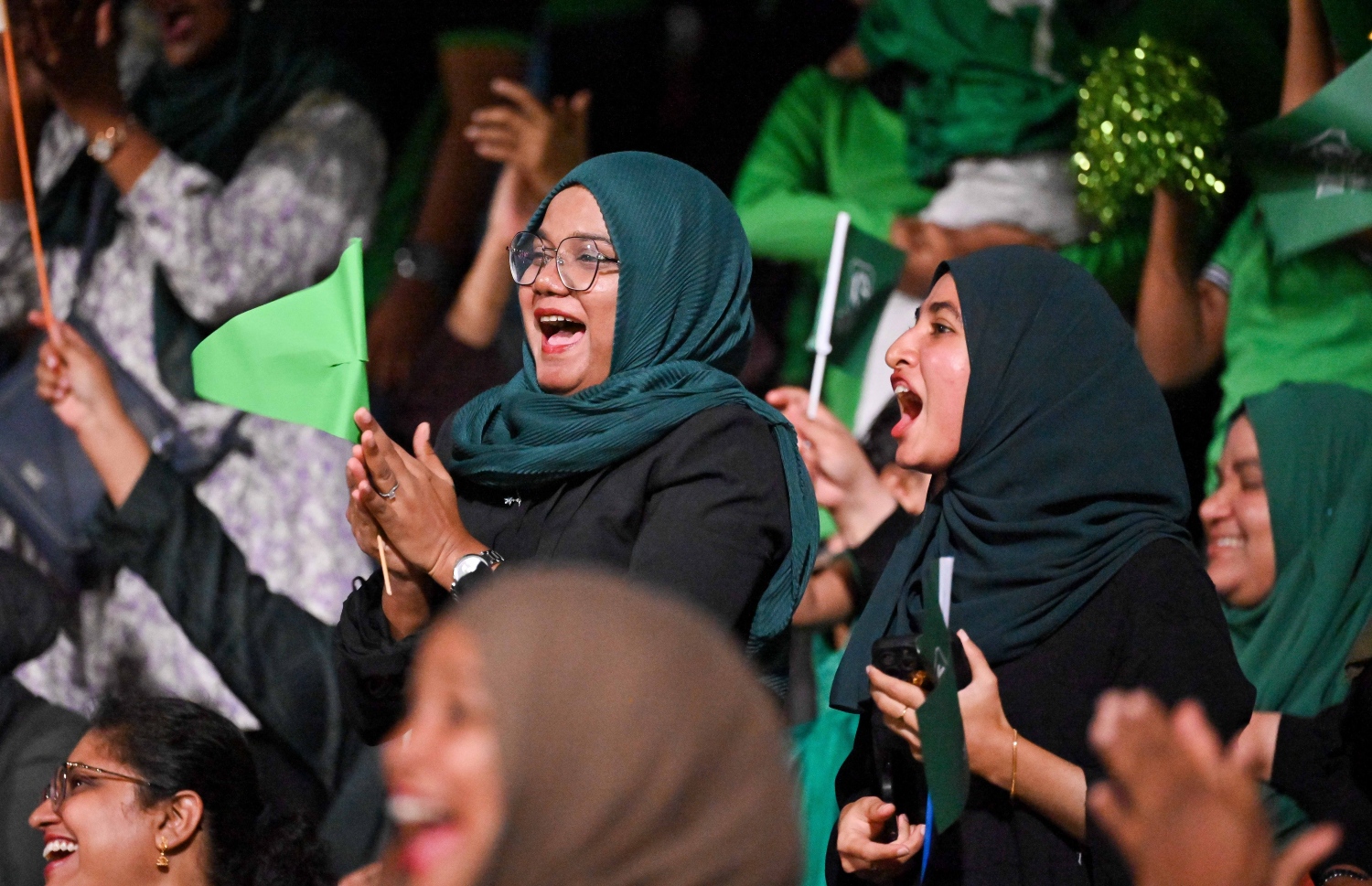 ކަލާފާން ސްކޫލްގެ ބެލެނިވެރިންނާ، އެ ސްކޫލްގެ ޓީޗަރުން ރޭ ކުޅުނު ފައިނަލް މެޗުގައި ސްޕޯޓް ކުރަނީ -- ފޮޓޯ: ފަޔާޒު މޫސާ \ މިހާރު