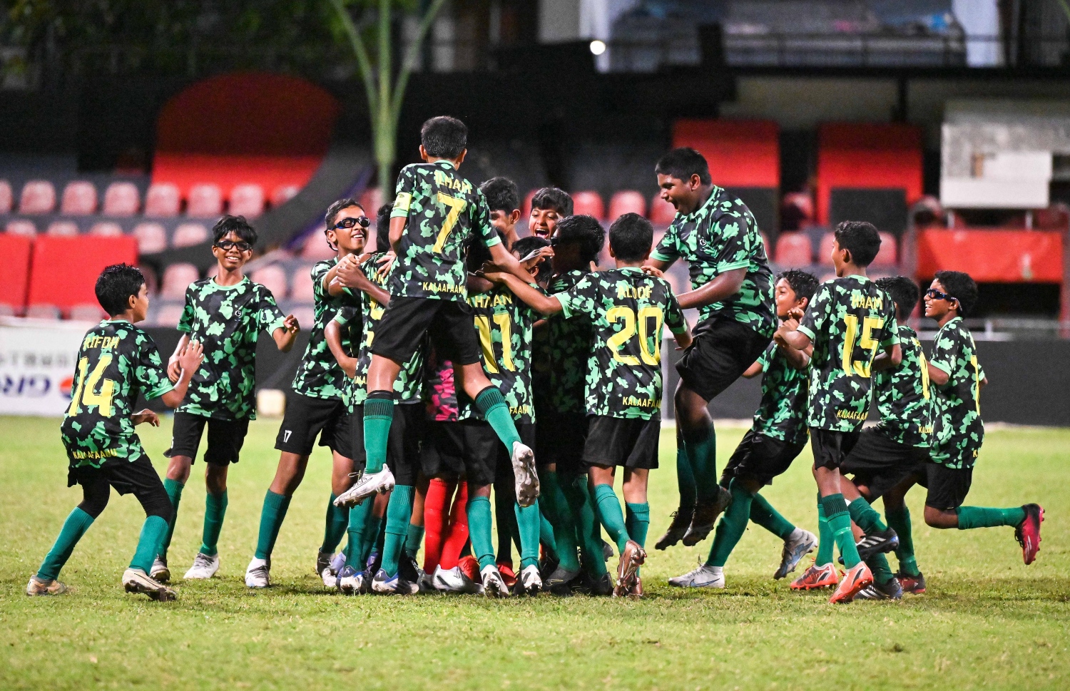 މެޗު ނިމުމުން ކަލާފަން ސްކޫލް ޓީމުން ދަނޑުމަތީގައި އުފާފާޅުކުރަނީ -- ފޮޓޯ: ފަޔާޒު މޫސާ | މިހާރު