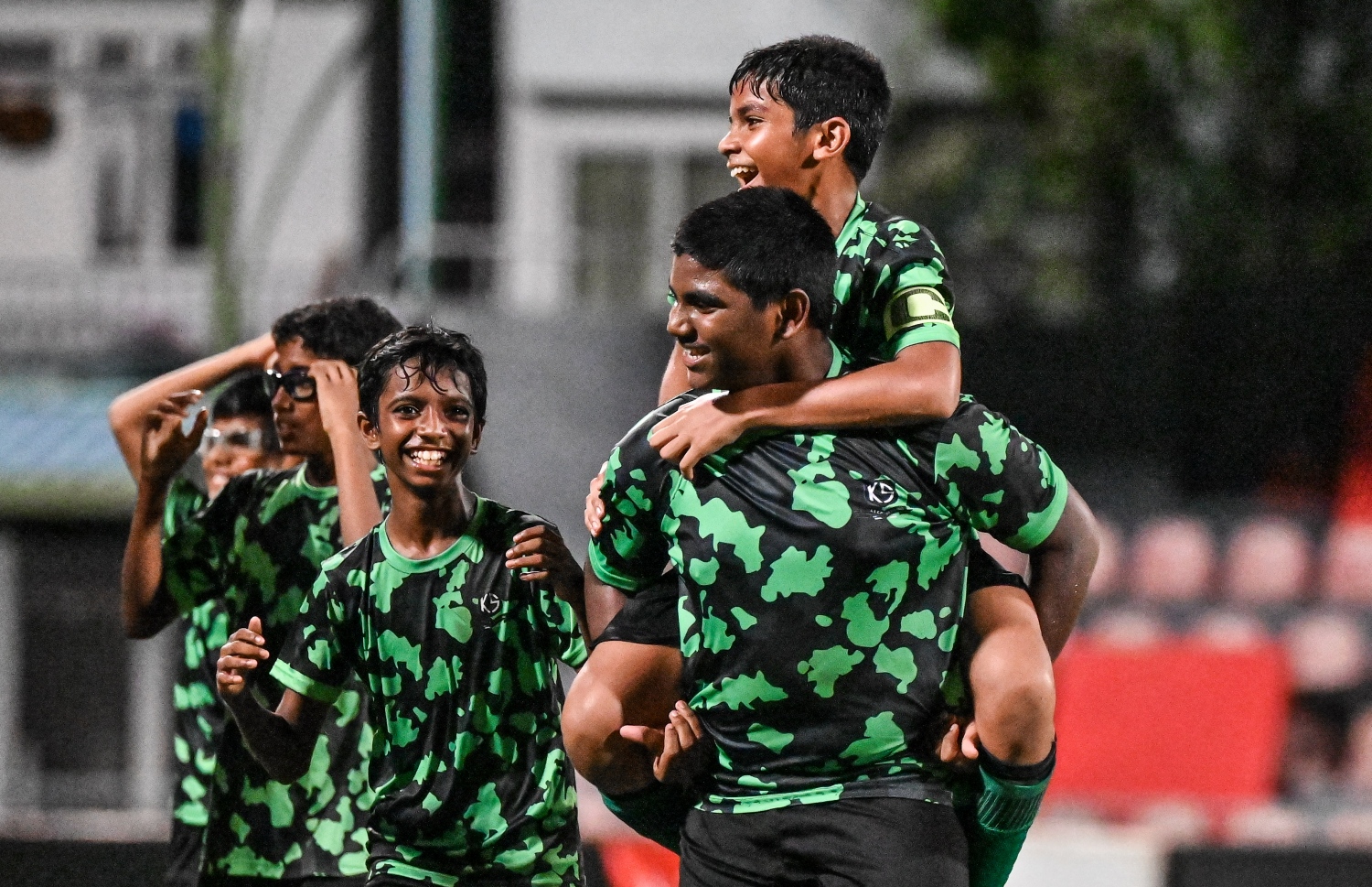 މުބާރާތުގެ އެންމެ ގިނަ ގޯލު ޖެހި ކުޅުންތެރިޔާގެ މަގާމާއި އެންމެ މޮޅު ކުޅުންތެރިޔާގެ މަގާމު ހޯދި އިލްހާމް ކޮނޑަށްލައިގެން އެ ސްކޫލް އެ ކުޅުންތެރިން އުފާފާޅުކުރަނީ -- ފޮޓޯ: ފަޔާޒު މޫސާ | މިހާރު