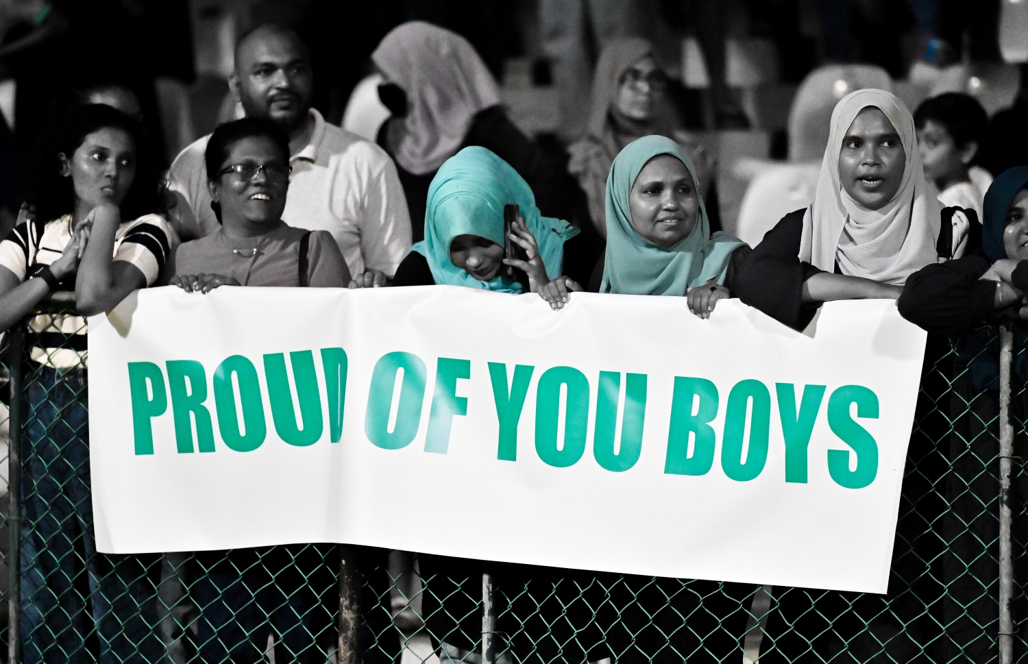 އަހުމަދިއްޔާ އިންޓަނޭޝަނަލް ސްކޫލް ޓީމު ކުޅުންތެރިންނަށް އެ ސްކޫލްގެ ބެލެނިވެރިންނާއި ޓީޗަރުން ހިތްވަރު ދިނުމުގެ ގޮތުން ބެނާއެއް ހިފައިގެން: މި މެޗު އަހުމަދިއްޔާ ބަލި ވީ 3-0 ލަނޑުން -- ފޮޓޯ: ފަޔާޒު މޫސާ | މިހާރު