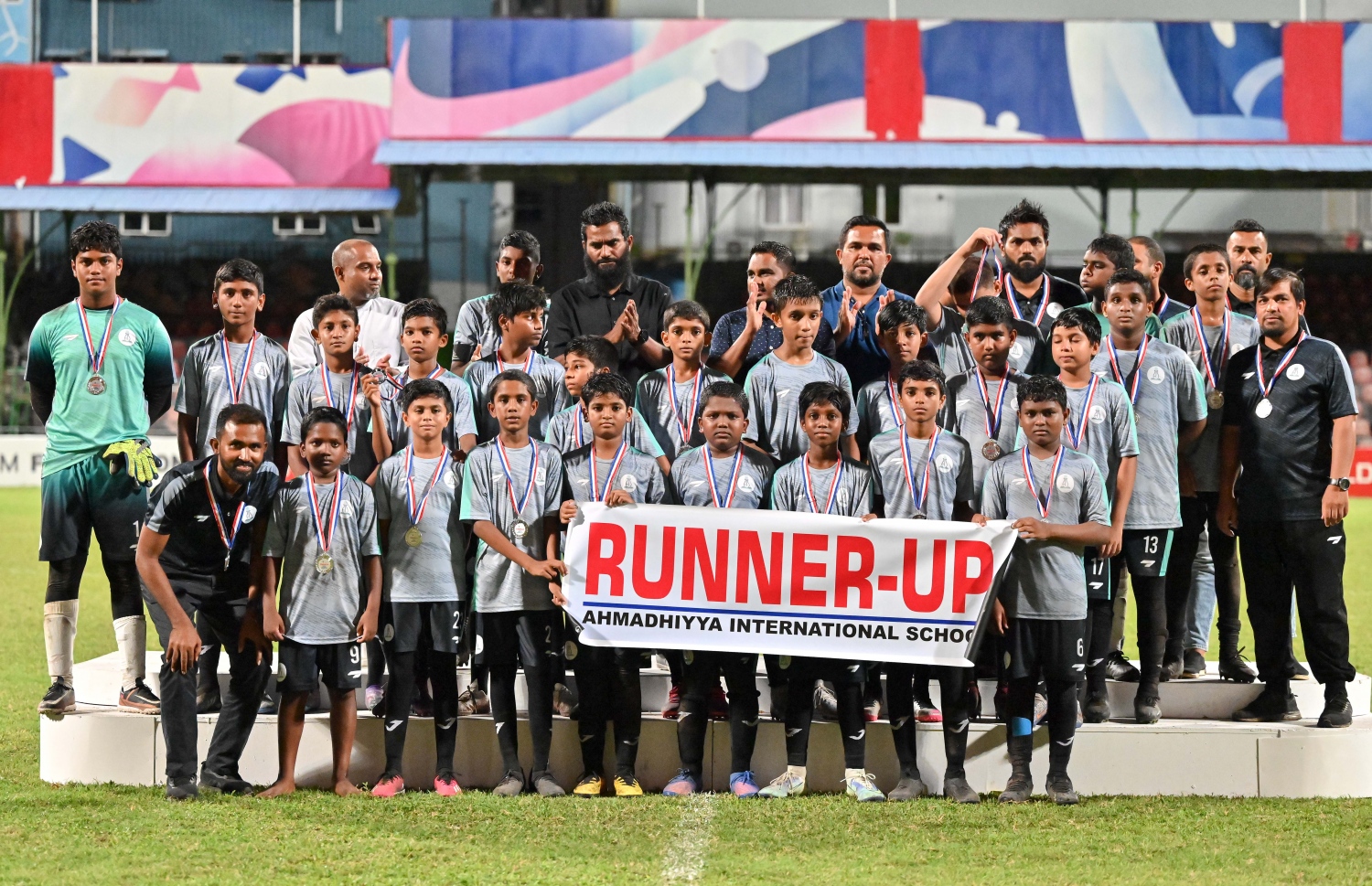 އެފްއޭއެމް 13 އަހަރުން ދަށުގެ އިންޓަ ސްކޫލް ފުޓްބޯޅަ މުބާރާތުގެ ރަނާރ އަޕް ޓީމަށް ހޮވުނު އަހުމަދިއްޔާ  ކުޅުންތެރިން ފޮޓޯއަކަށް ހުއްޓިލައިގެން -- ފޮޓޯ: ފަޔާޒު މޫސާ | މިހާރު