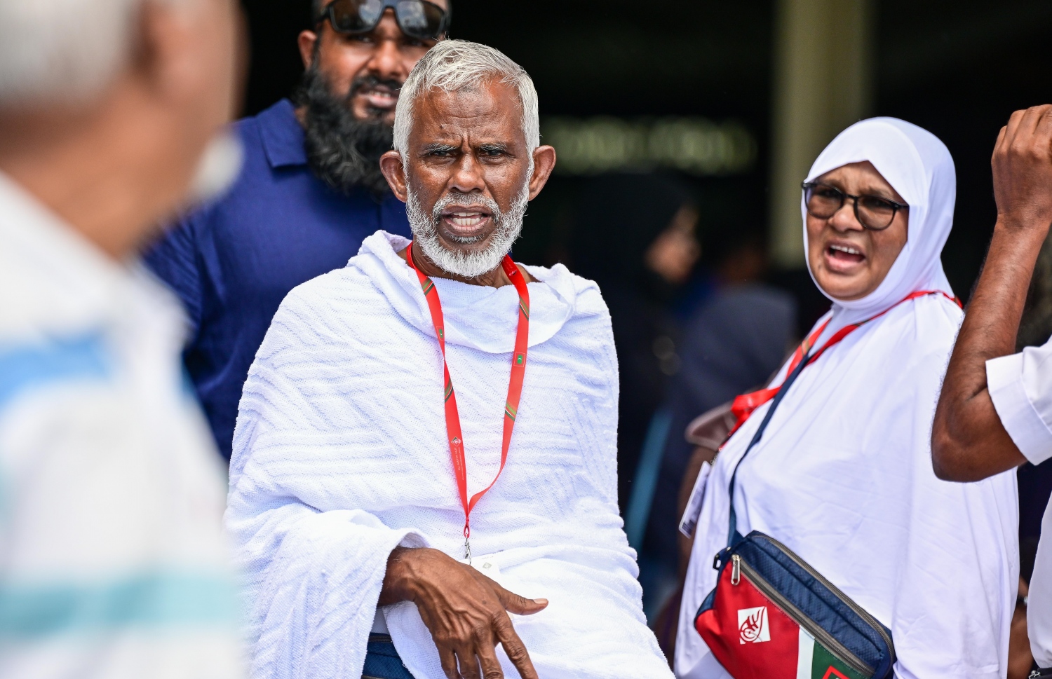 މި އަހަރު ރާއްޖެ އިން ހައްޖަށް ދާ ދެ މީހަކު ފުރަން ގޮސް ވެލާނާ އިންޓަނޭޝަނަލް އެއާޕޯޓުގައި: މިއަދުގެ ފްލައިޓުން 294 މީހަކު ފުރި.-- ފޮޓޯ: ފަޔާޒް މޫސާ | މިހާރު