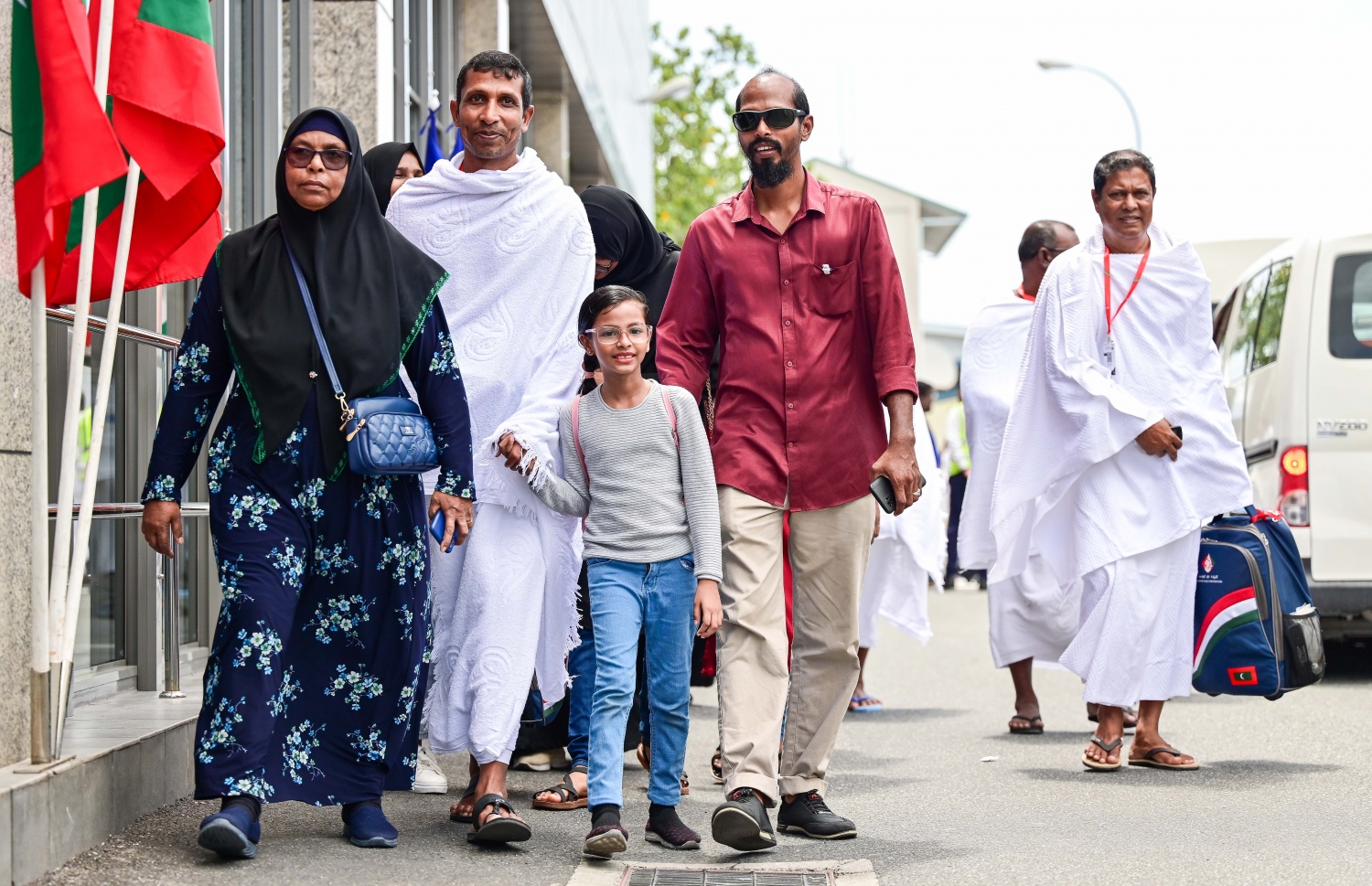 ރާއްޖެ އިން މި އަހަރު ހައްޖަށް ދާ ބައެއް މީހުން، އާއިލާގެ ބައެއް މީހުންނާ އެކު ވެލާނާ އިންޓާނޭޝަނަލް އެއާޕޯޓްގައި: މި ފަހަރު ހައްޖަށް ދާ މީހުން ފުރަން ހަމަޖެހިފައި ހަ ފްލައިޓަކުން، މިއަދުގެ އިތުރުން މި މަހުގެ 13، 15، 16 އަދި 19 ވަނަ ދުވަހު.--- ފޮޓޯ: ފަޔާޒު މޫސާ | މިހާރު