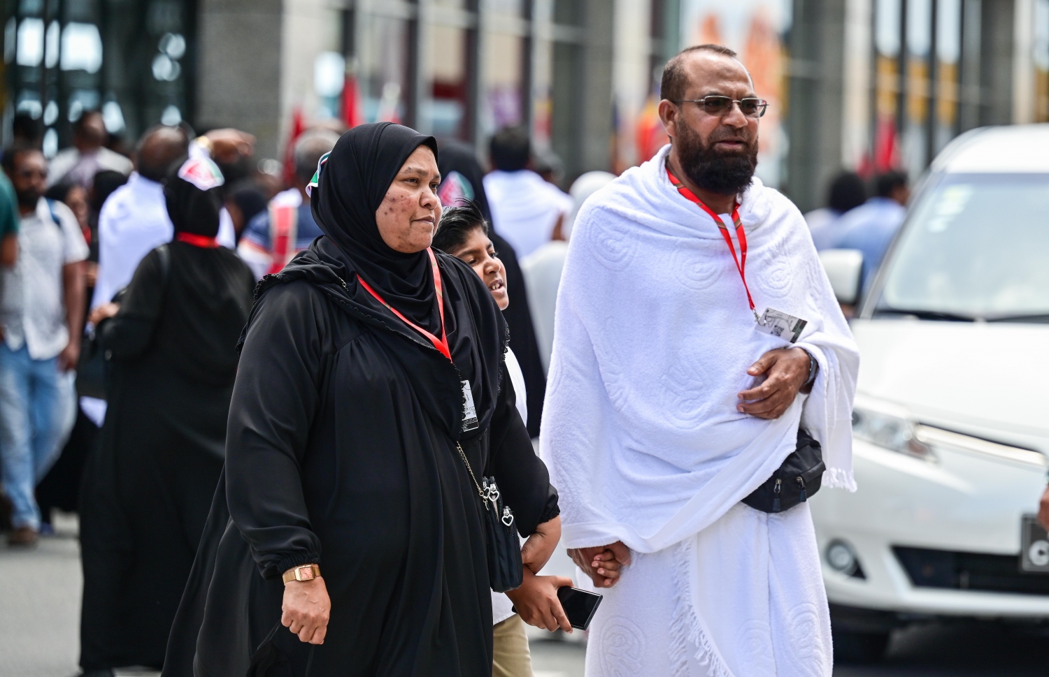 މި އަހަރު ރާއްޖެއިން ހައްޖަށް ދާ ދެ މީހަކު ކުޑަކުއްޖަކު ގޮވައިގެން ފުރާ ޓާމިނަލާ ދިމާލަށް ދަނީ .-- ފޮޓޯ: ފަޔާޒް މޫސާ | މިހާރު