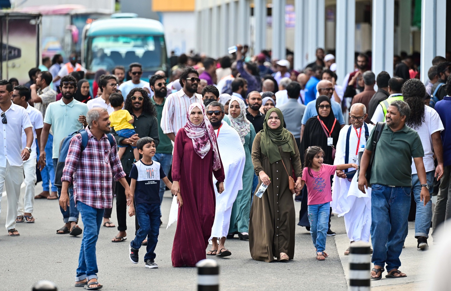 މި އަހަރު ރާއްޖެ އިން ހައްޖަށް ދާ މީހުންގެ ފުރަތަމަ ގްރޫޕްގެ ބައެއް މީހުން މިއަދުގެ މެންދުރު ނަމާދުކުރުމަށް ފަހު ފުރާ ޓާމިނަލަށް ދަނީ -- ފޮޓޯ: ފަޔާޒު މޫސާ | މިހާރު