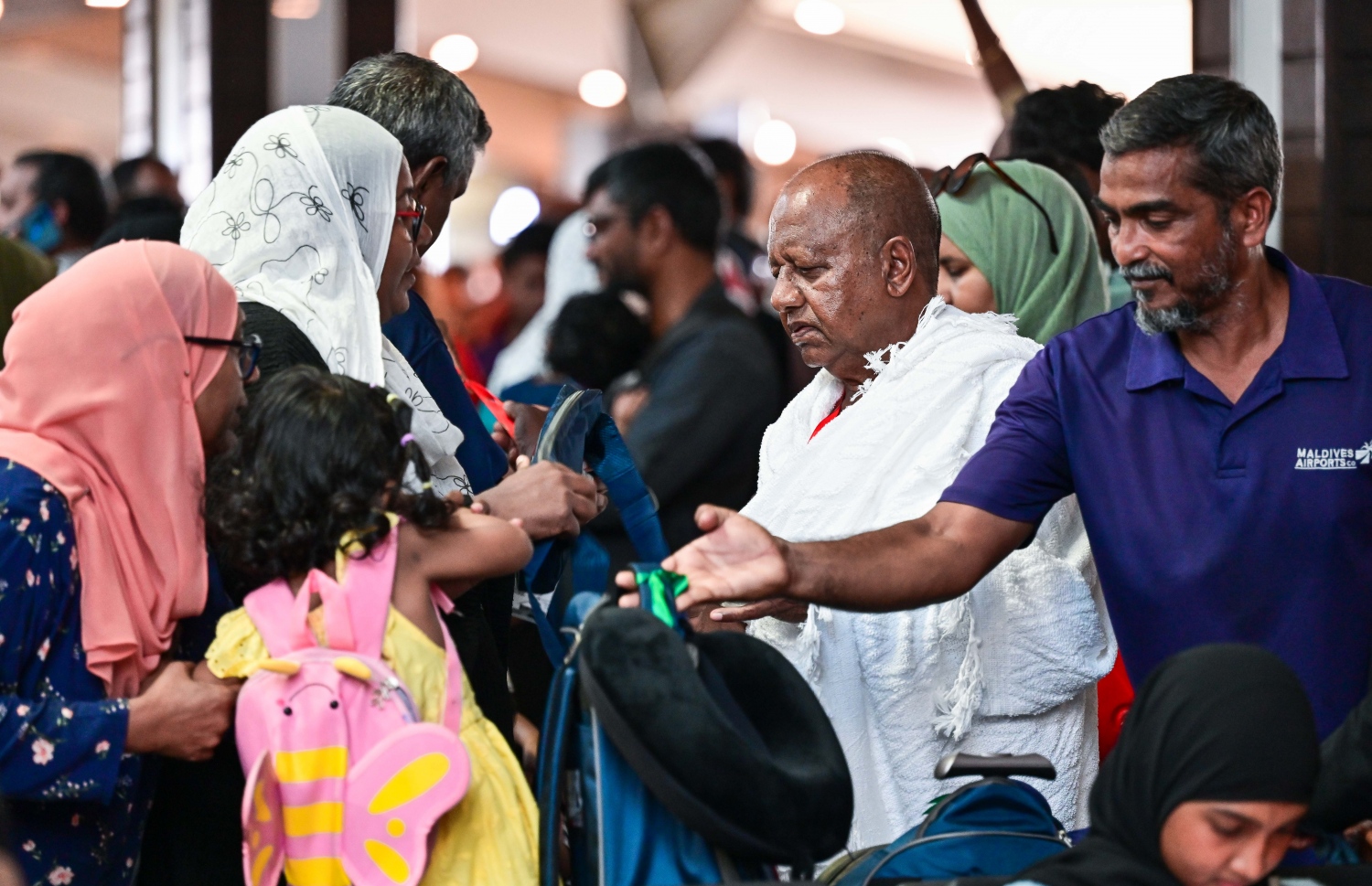 ރާއްޖެ އިން މި އަހަރު ހައްޖަށް ދާ މީހުންގެ ފުރަތަމަ ގުރޫޕުގެ މީހަކު މިއަދު ފުރުމުގެ ކުރިން އޭނާގެ އާއިލާ މީހުންނާ އެކު ވަގުތުކޮޅެއް ހޭދަކޮށްލަނީ -- ފޮޓޯ: ފަޔާޒު މޫސާ | މިހާރު