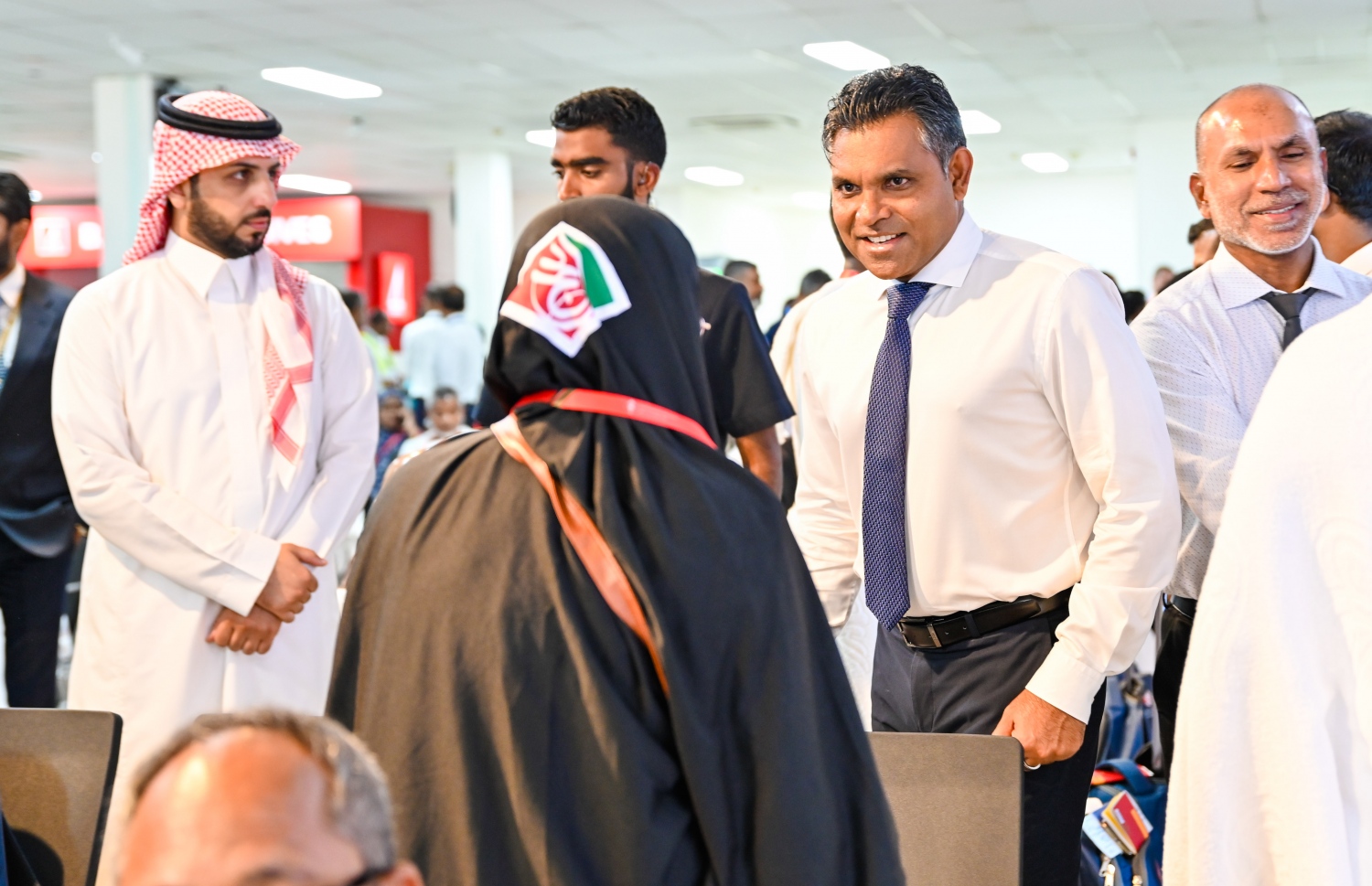 ރާއްޖެއިން ހައްޖަށް ފުރި ފުރަތަމަ ގްރޫޕްގެ ބަޔަކާ ނައިބު ރައީސް ފައިސަލް ނަސީމާއި ރާއްޖޭގައި ހުންނަވާ ސައޫދީގެ ސަފީރާއި އިސްލާމިކް މިނިސްޓަރު ބައްދަލުކޮށްލައްވަނީ. -- ފޮޓޯ: ރައީސް އޮފީސް