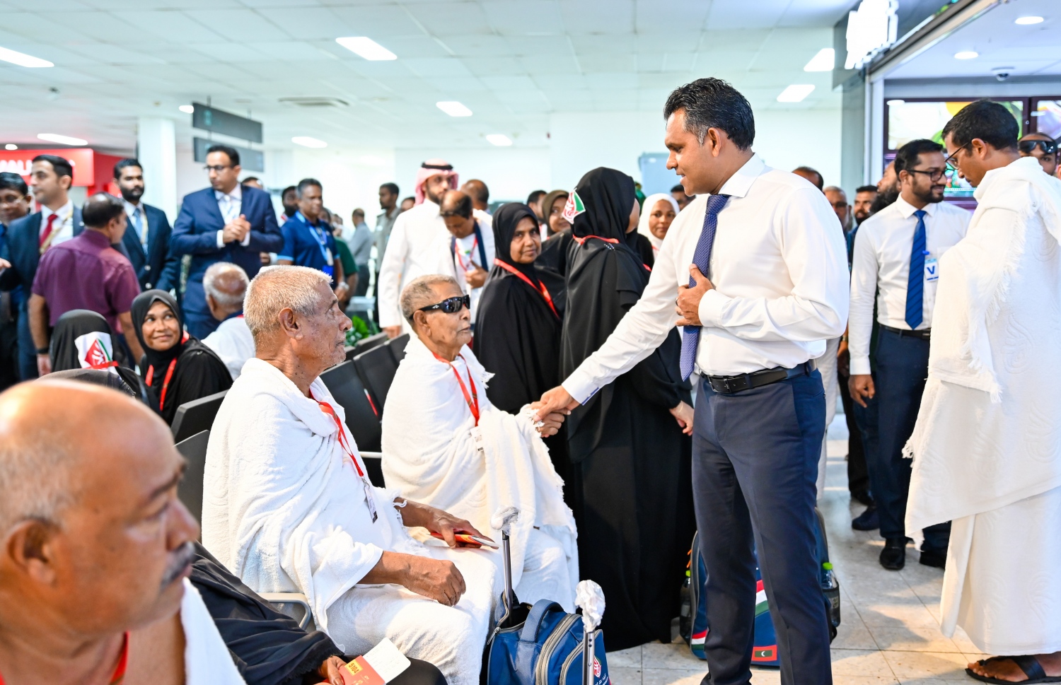 ރާއްޖެއިން ހައްޖަށް ފުރި ފުރަތަމަ ގްރޫޕްގެ މީހުންނާ ނައިބު ރައީސް ފައިސަލް ނަސީމް ސަލާމް ކުރައްވަނީ -- ފޮޓޯ: ސައުދީ އެމްބަސީ