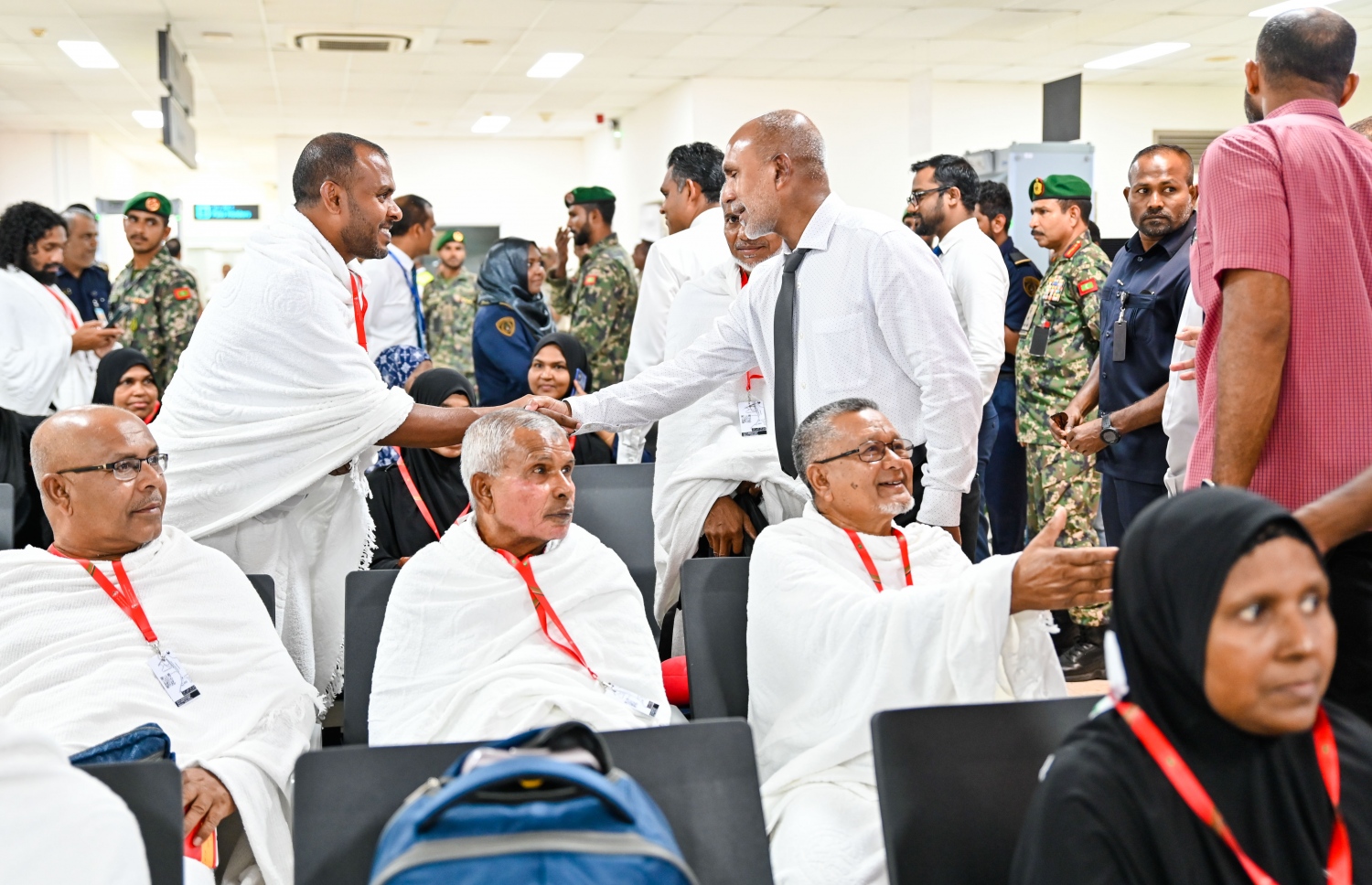 ރާއްޖެއިން ހައްޖަށް ފުރި ފުރަތަމަ ގްރޫޕްގެ މީހުންނާ ނައިބު ރައީސް ފައިސަލް ނަސީމް ސަލާމް ކުރައްވަނީ -- ފޮޓޯ: ރައީސް އޮފީސް