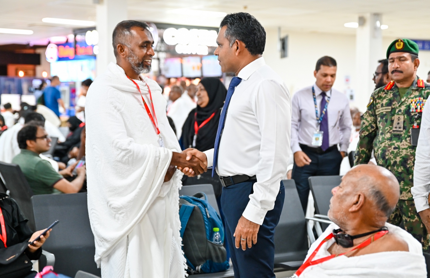 ރާއްޖެއިން ހައްޖަށް ފުރި ފުރަތަމަ ގްރޫޕްގެ މީހުންނާ ނައިބު ރައީސް ފައިސަލް ނަސީމް ސަލާމް ކުރައްވަނީ -- ފޮޓޯ: ރައީސް އޮފީސް