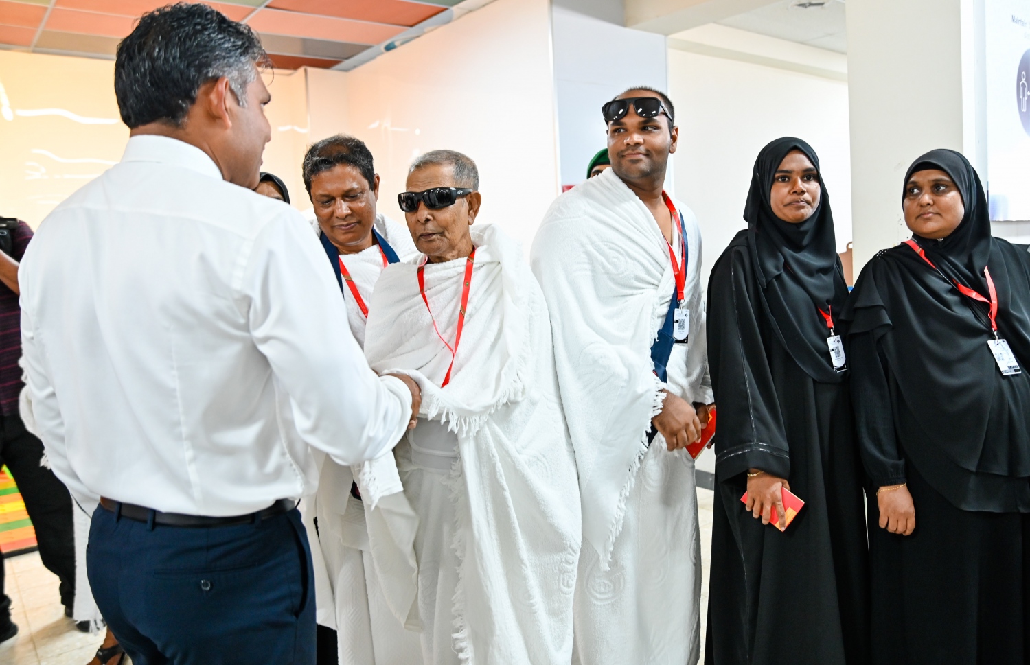 ރާއްޖެއިން ހައްޖަށް ފުރި ފުރަތަމަ ގްރޫޕްގެ ބަޔަކާ ނައިބު ރައީސް ފައިސަލް ނަސީމް ބައްދަލުކޮށްލައްވަނީ. -- ފޮޓޯ: ރައީސް އޮފީސް