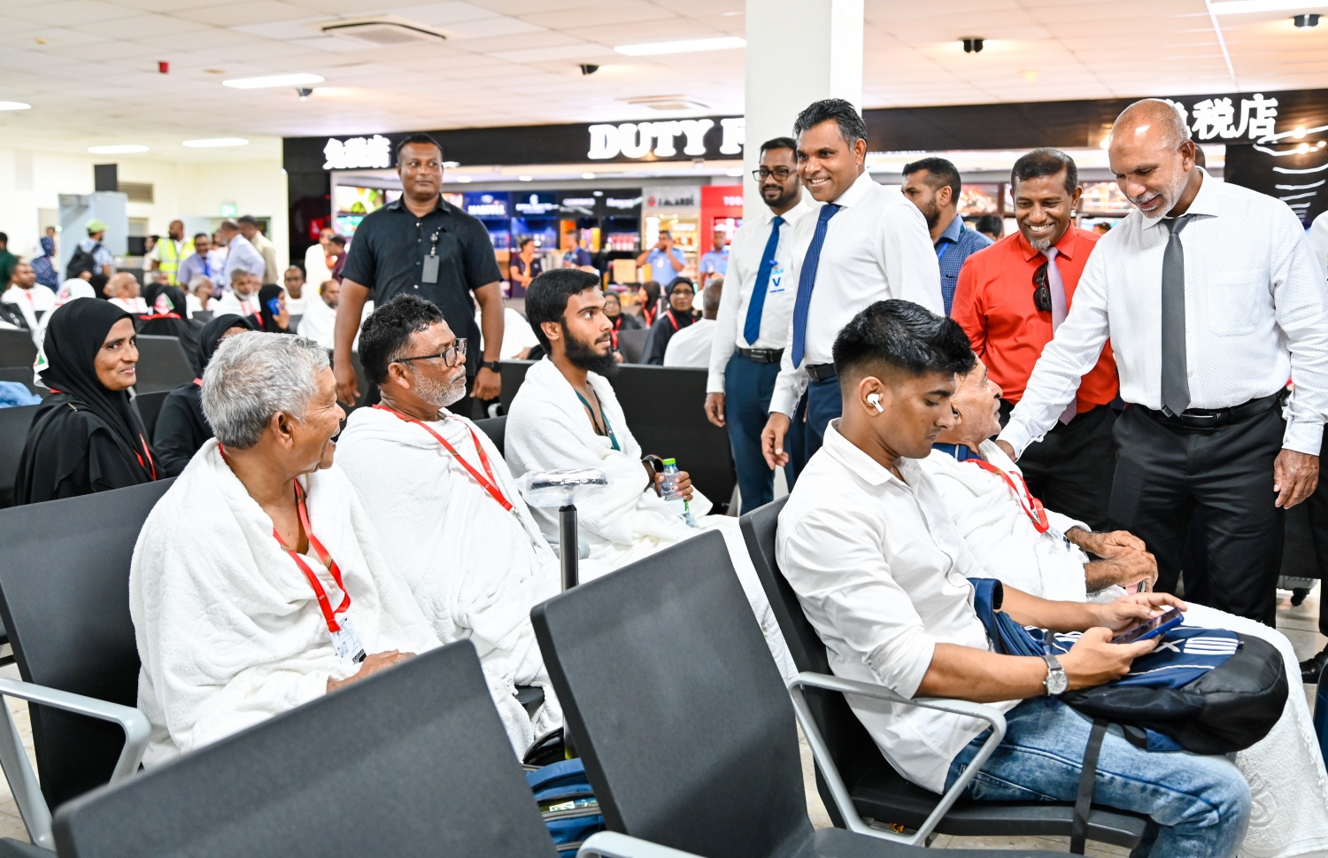 ރާއްޖެ އިން މި އަހަރު ހައްޖަށް ދާ މީހުންގެ ފުރަތަމަ ގުރޫޕް ފުރުމުގެ ކުރިން، ނައިބު ރައީސް ފައިސަލާއި އިސްލާމިކް މިނިސްޓަރު ޑރ. އަހުމަދު ޒާހިރު އެއާޕޯޓްގައި އެ ގުރޫޕްގެ ބައެއް މީހުންނާ އެކު.---ފޮޓޯ: ރައީސް އޮފީސް