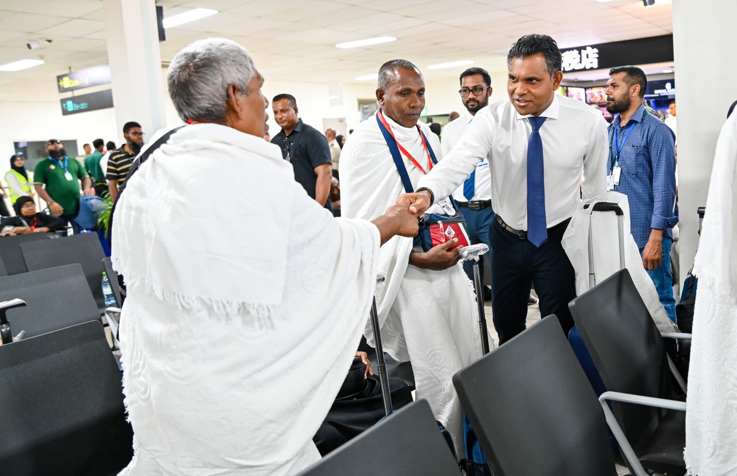 ރާއްޖެއިން ހައްޖަށް ފުރި ފުރަތަމަ ގްރޫޕްގެ މީހުންނާ ނައިބު ރައީސް ފައިސަލް ނަސީމް ސަލާމް ކުރައްވަނީ -- ފޮޓޯ: ރައީސް އޮފީސް